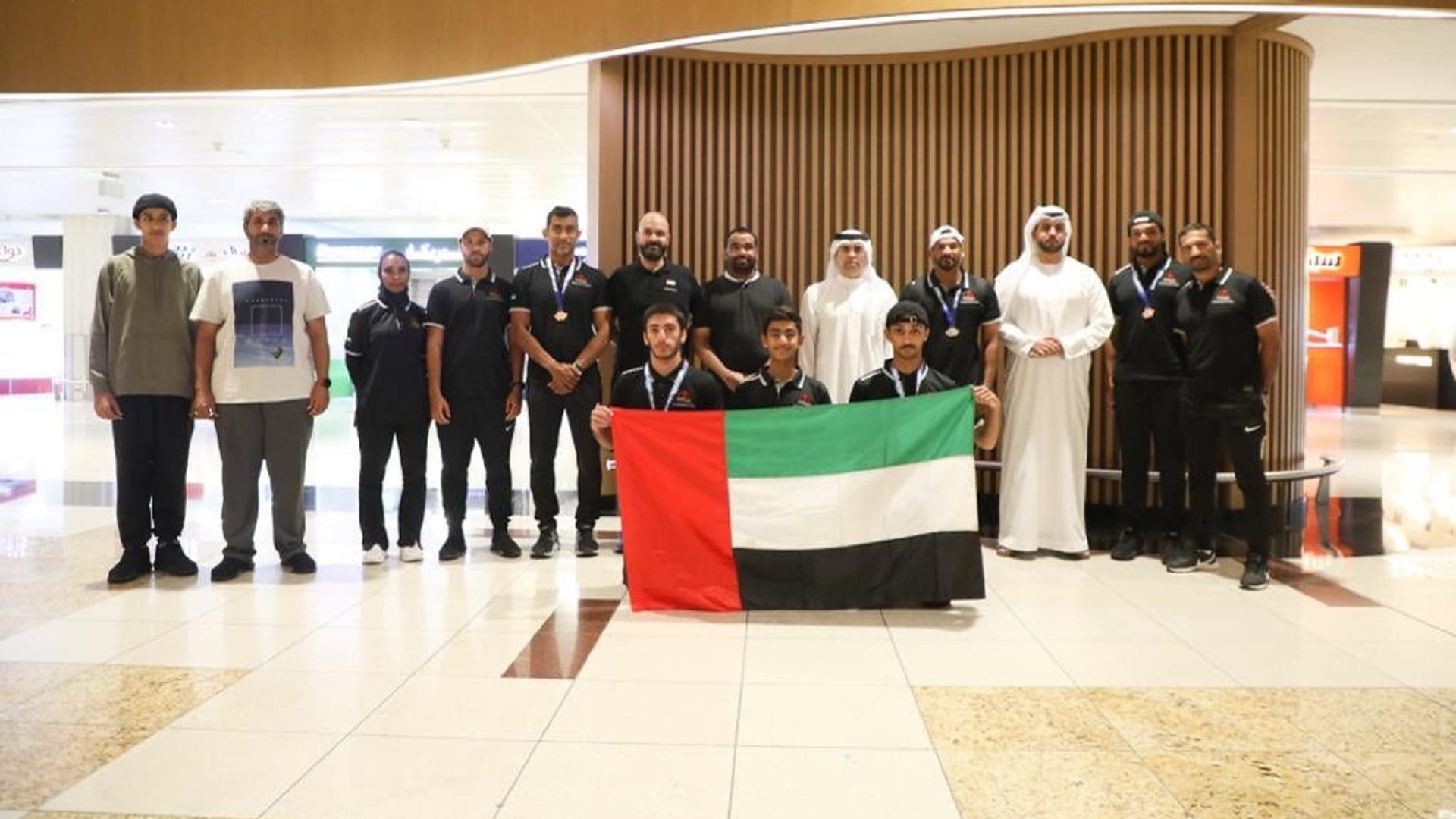 صورة بعنوان: لاعبو الحمرية للتجديف يحظون باستقبال الأبطال في مطار دبي  