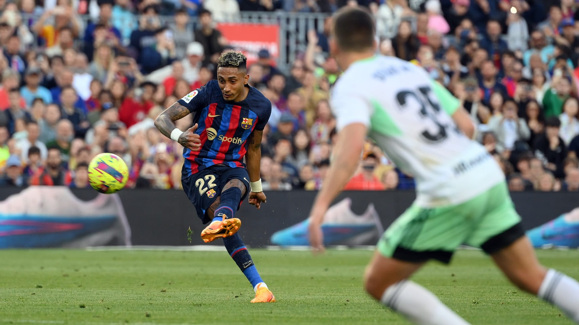 صورة بعنوان: برشلونة يواصل الزحف نحو لقب الدوري الإسباني بهدف على أوساسونا 