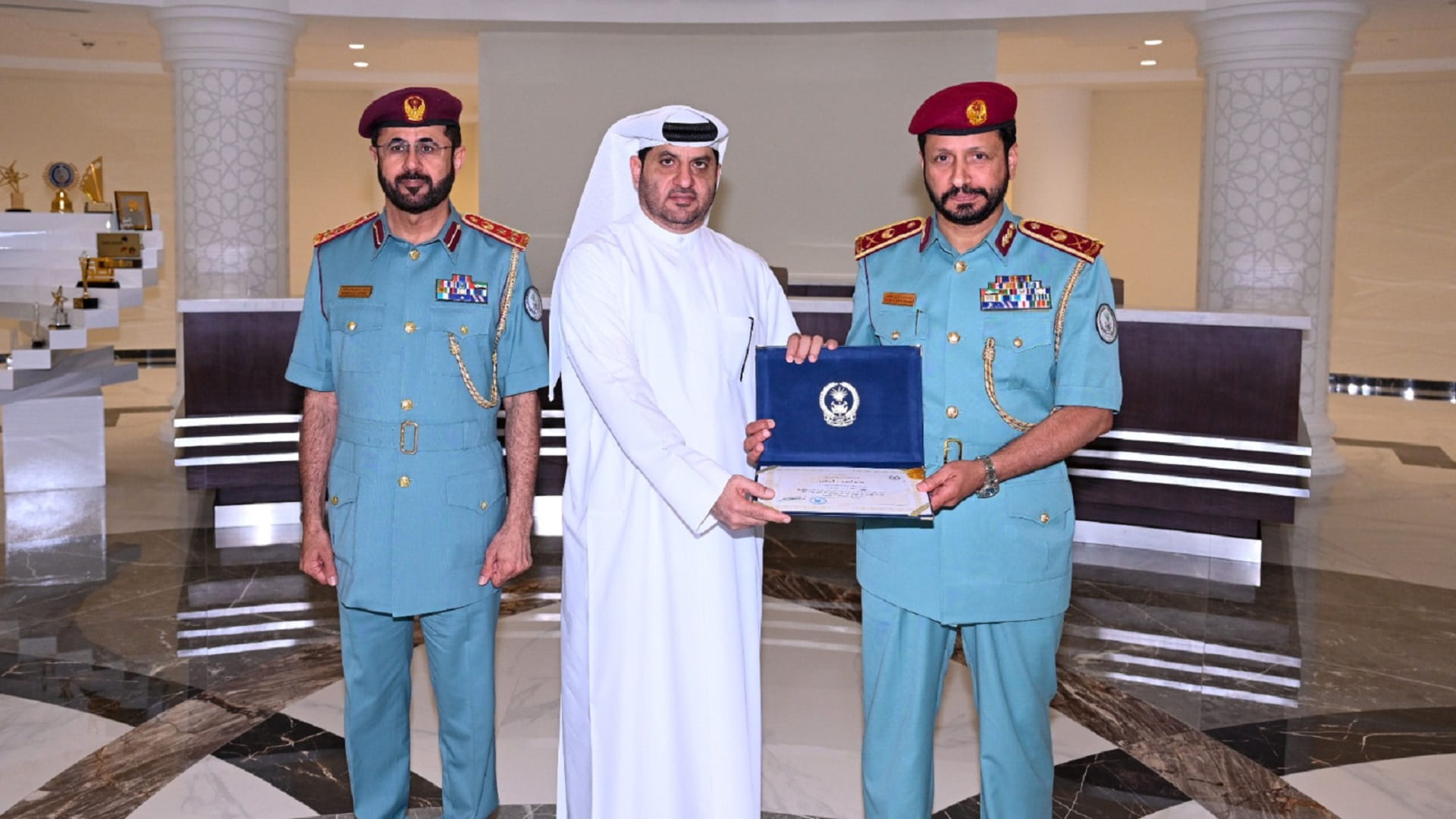 صورة بعنوان: قائد شرطة الشارقة يُكرّم عناصر من إدارة التحريات والمباحث الجنائية 