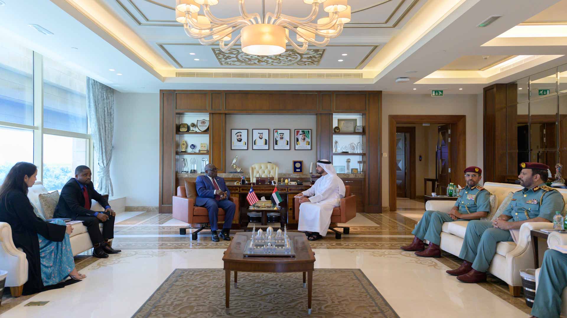 صورة بعنوان: سيف بن زايد ووزير الداخلية الليبيري يبحثان سبل تعزيز التعاون 