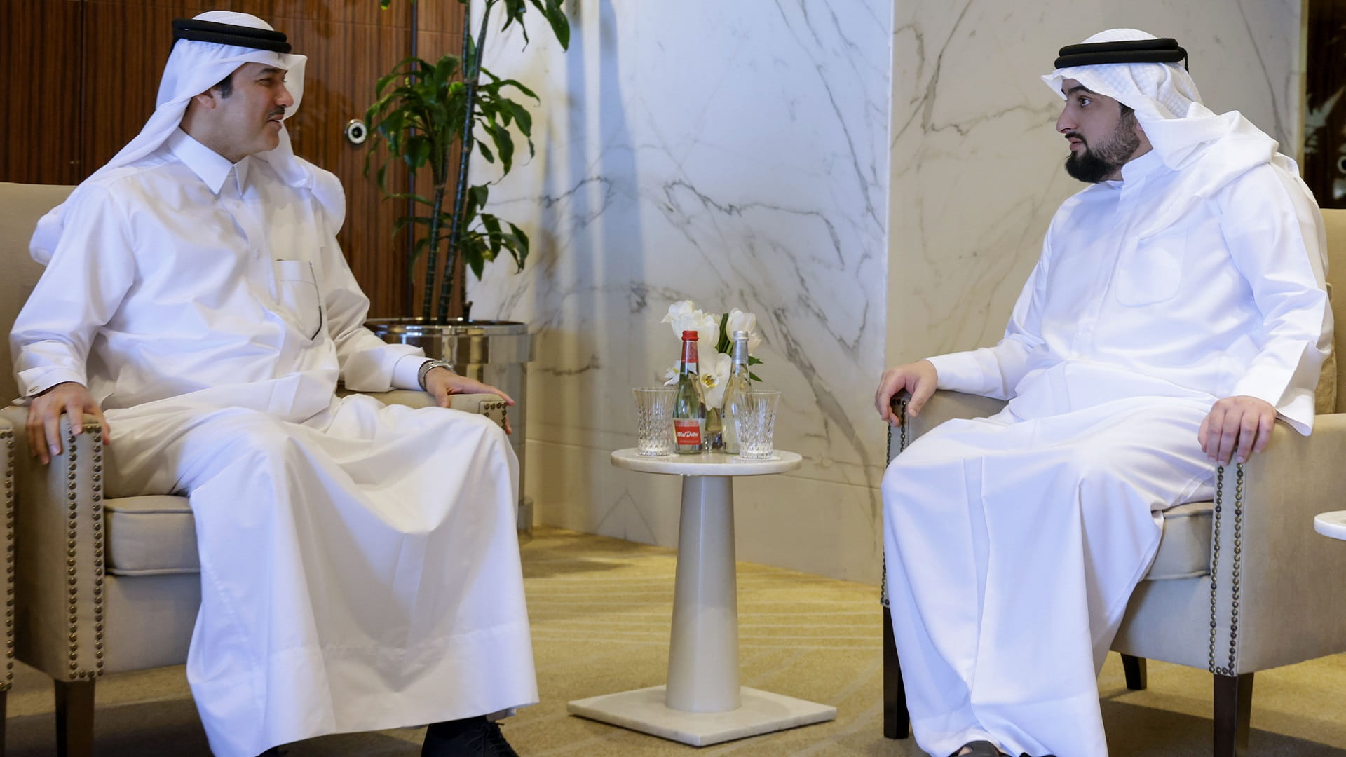 صورة بعنوان: أحمد بن محمد يلتقي رئيس مجلس إدارة هيئة المناطق الحرة القطرية 