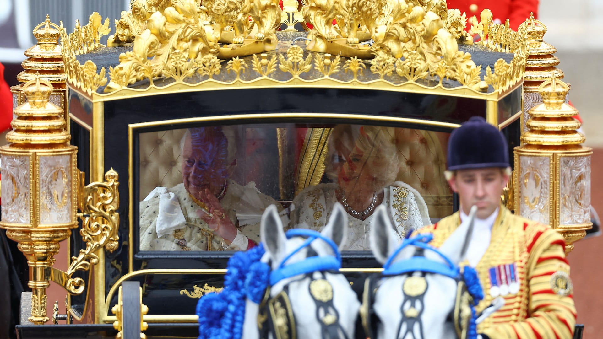 صورة بعنوان: على درب التتويج.. تشارلز يغادر قصر بكنغهام في طريقه إلى "وستمنستر" 