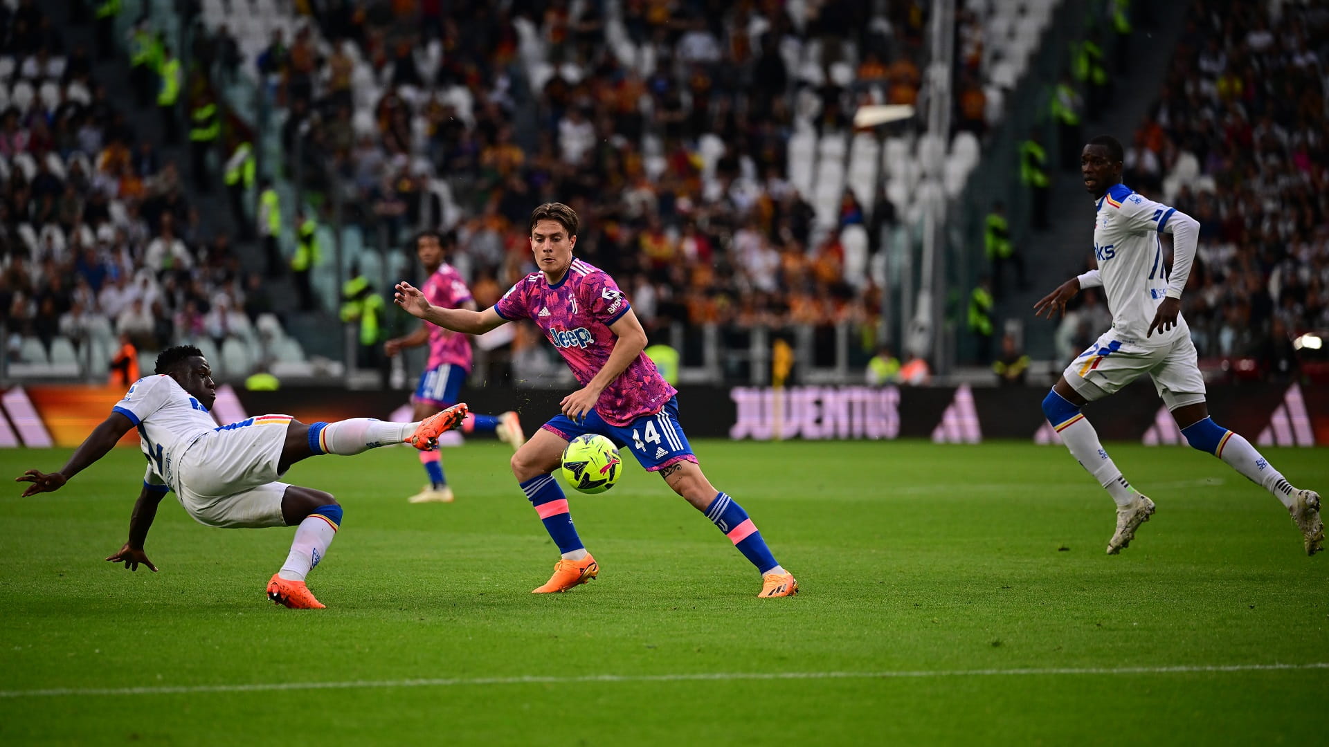 صورة بعنوان: يوفنتوس يتخطى ليتشي في الدوري الإيطالي 