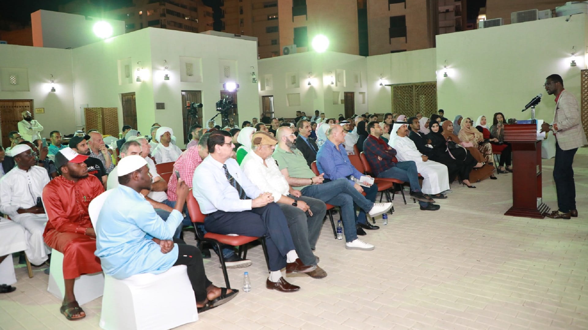 صورة بعنوان: أمسية مليئة بالرؤى والتأملات في بيت الشعر بالشارقة 