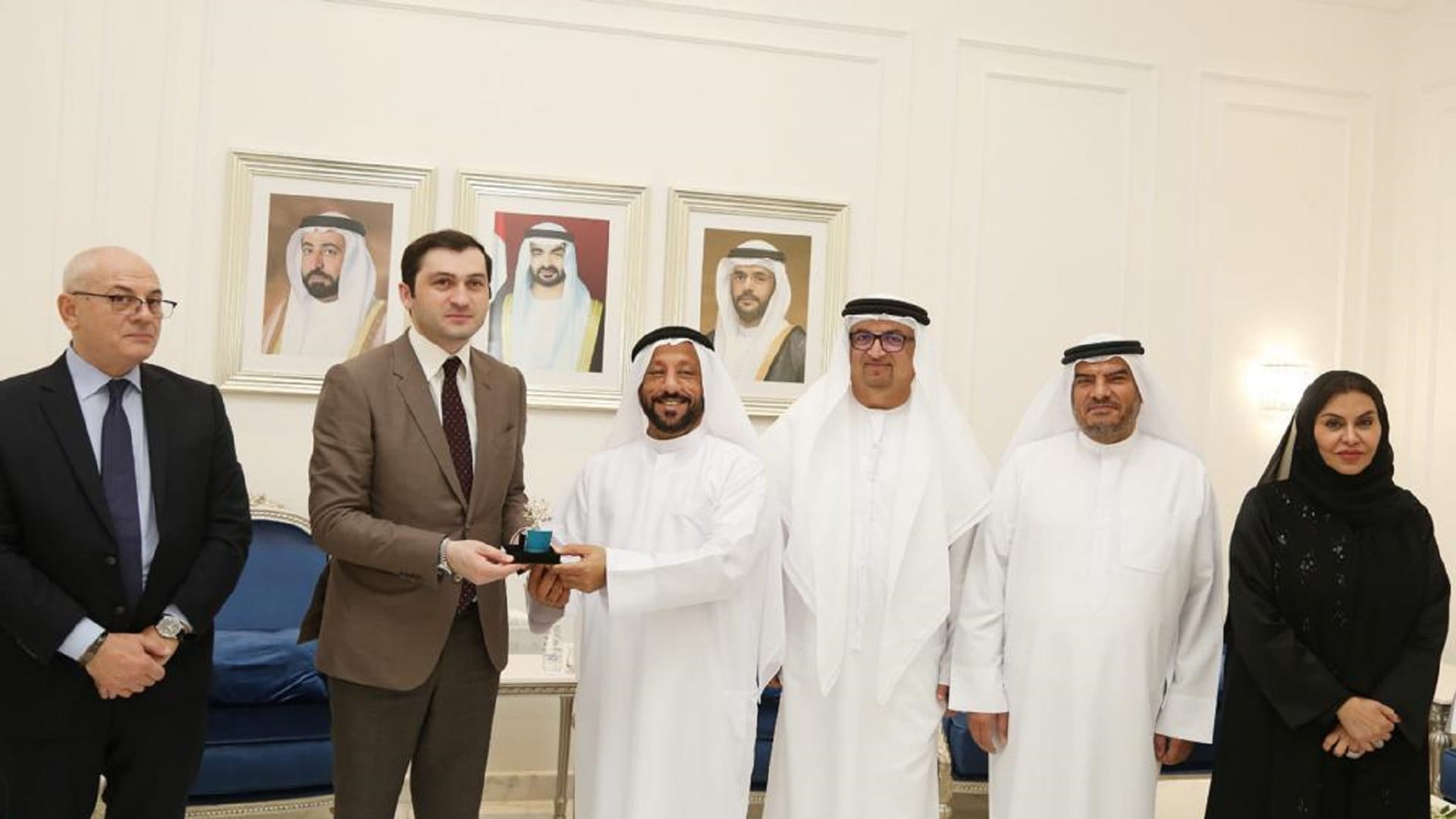 صورة بعنوان: "غرفة الشارقة" تبحث التعاون مع رئيس حكومة إقليم أدجارا بجورجيا 