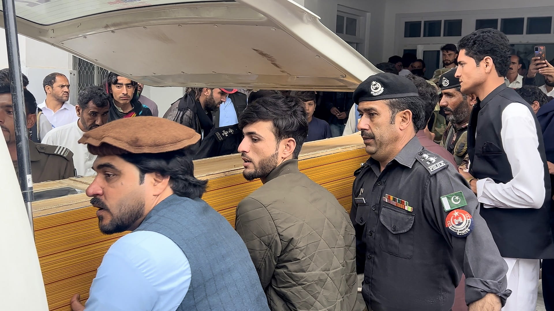 صورة بعنوان: 7 قتلى بينهم 5 أساتذة بإطلاق نار في مدرسة بباكستان 