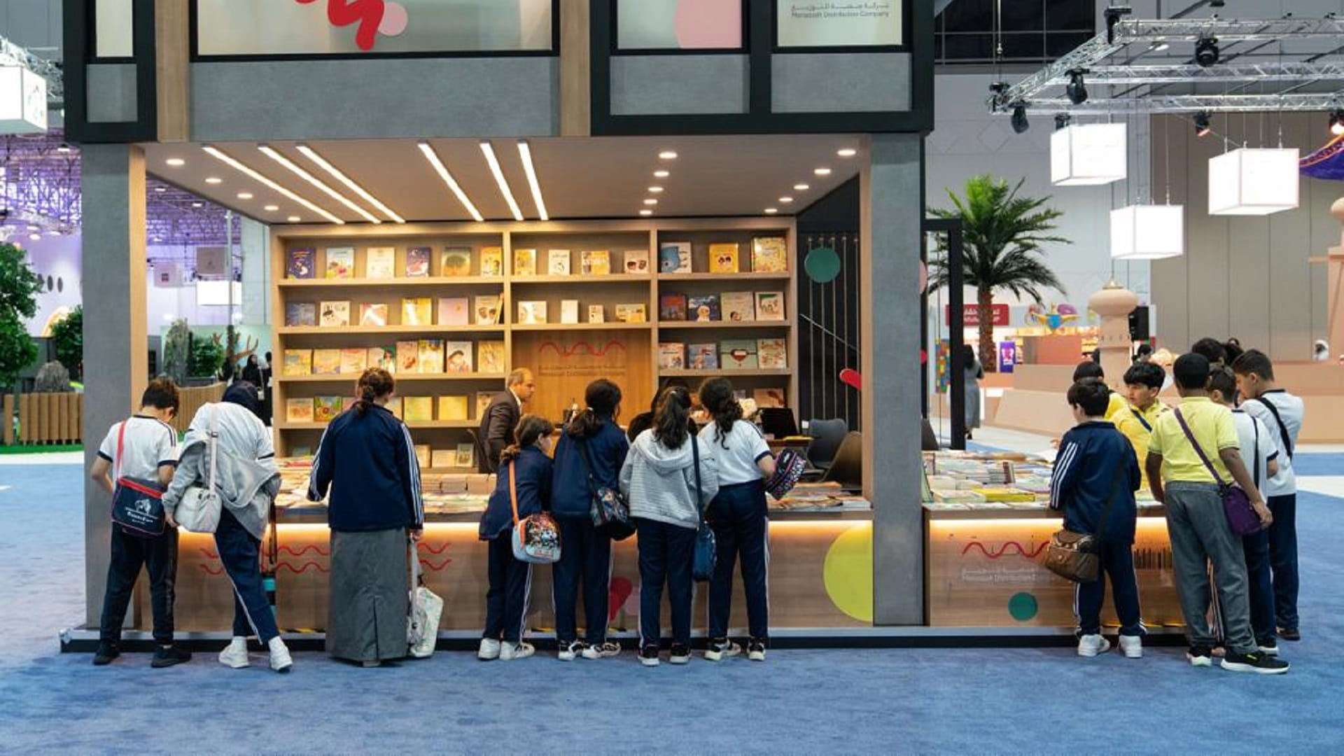 صورة بعنوان: جمعية الناشرين تنير عقول الصغار بـ430 عنواناً في "الشارقة القرائي" 