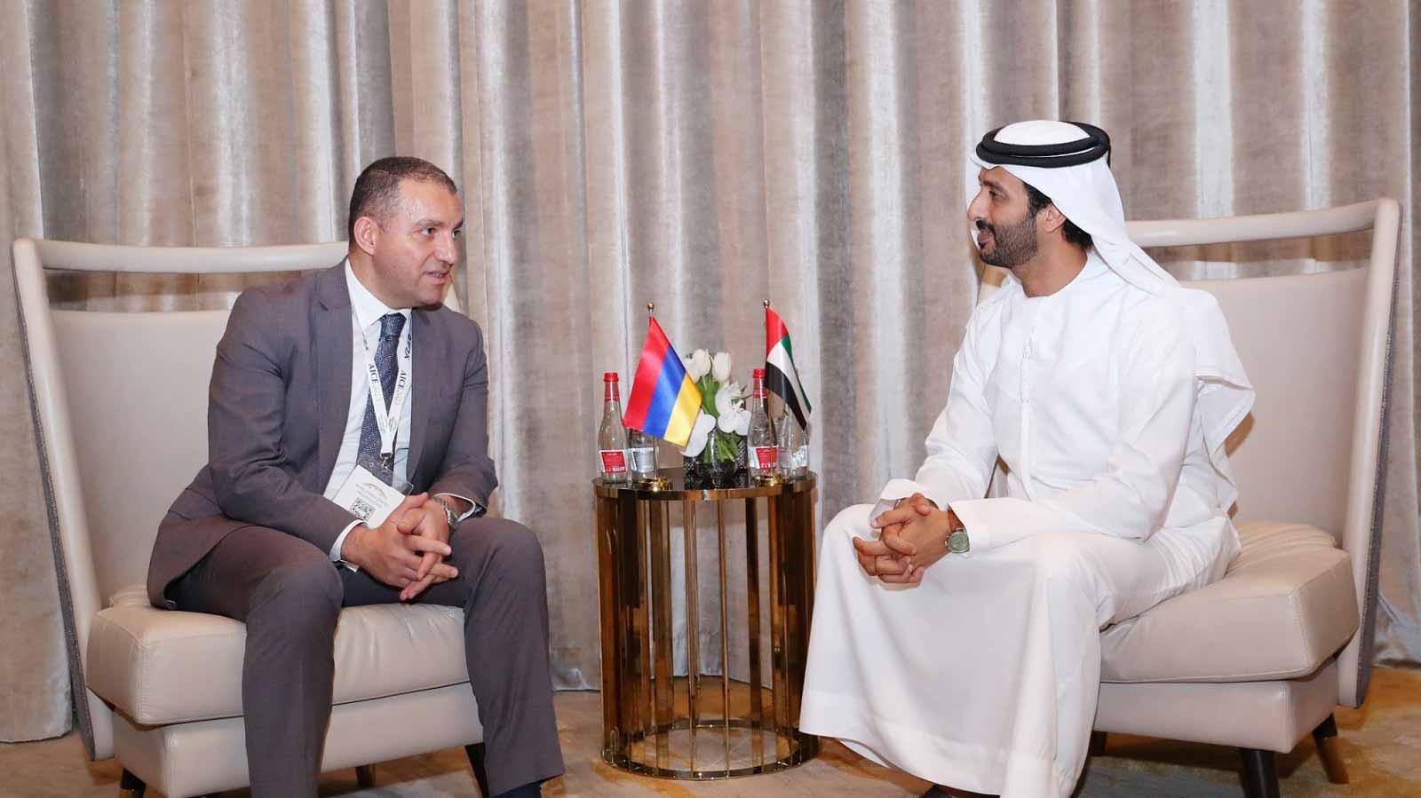 صورة بعنوان: بن طوق يبحث مع وزيرين من أرمينيا والدومينيكان العلاقات التجارية 