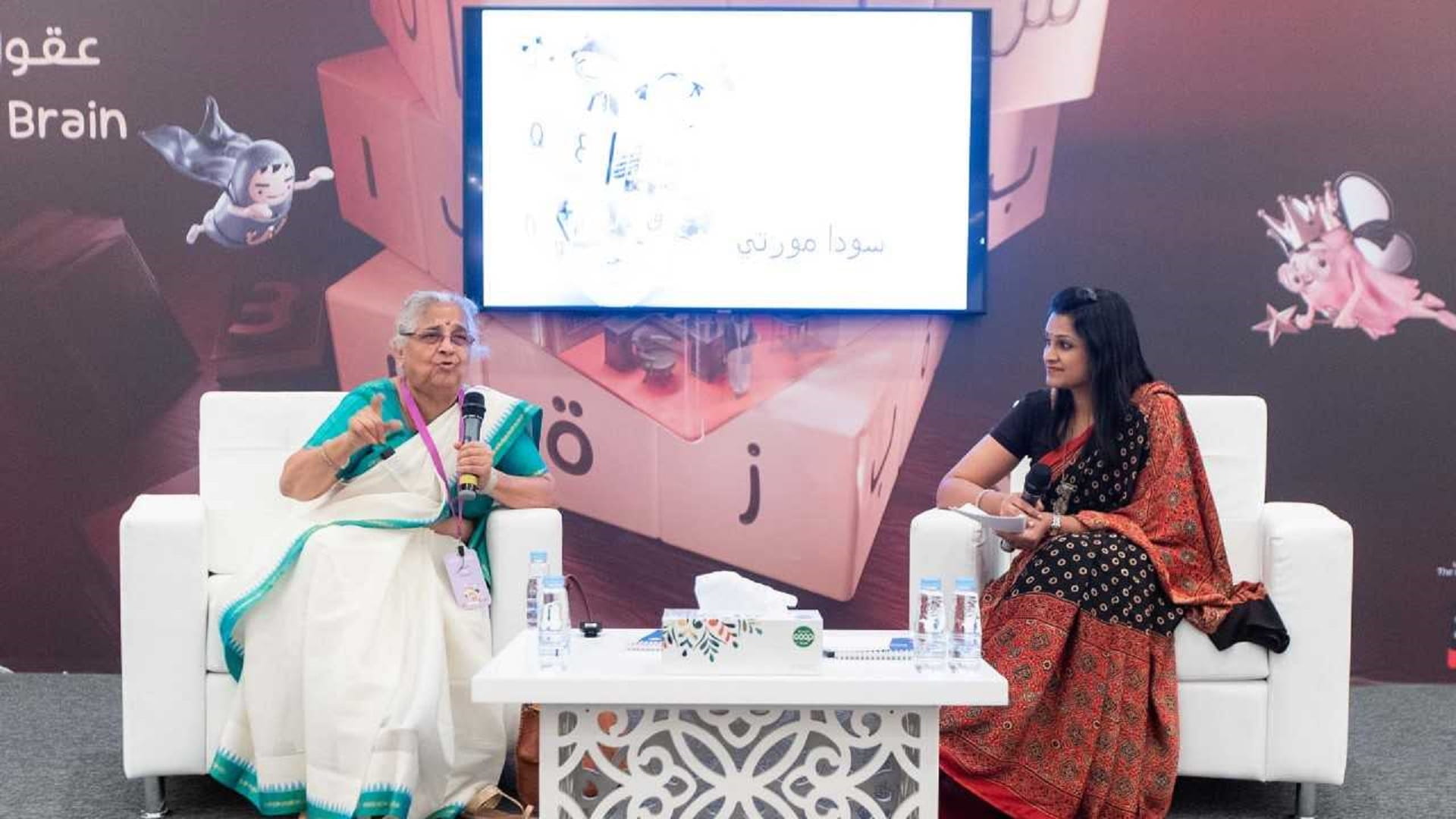 صورة بعنوان: الكاتبة والناشطة الهندية مورتي تأسر قلوب زوار "القرائي للطفل"  