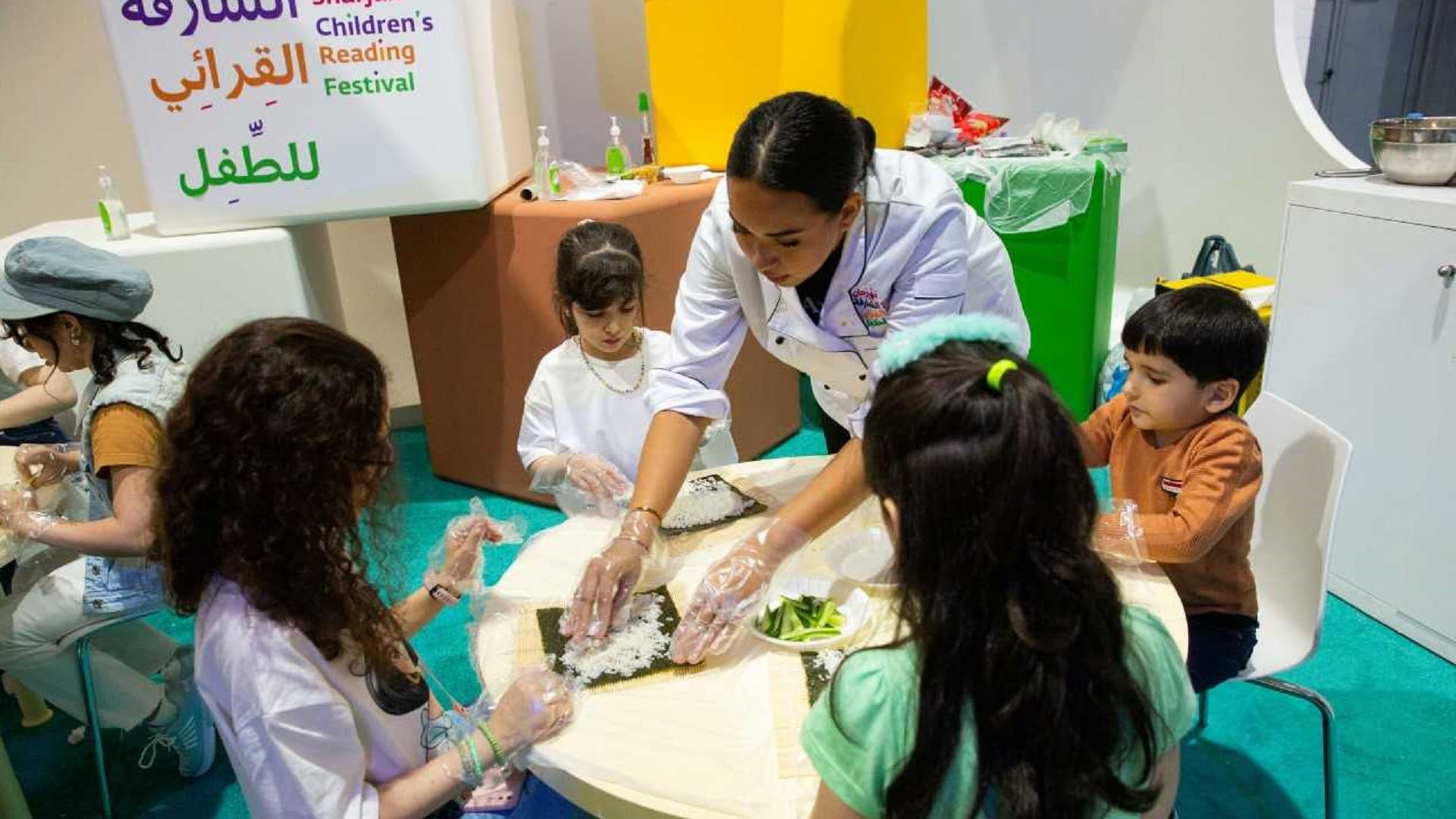 صورة بعنوان: في جو من السعادة.. الطهاة الصغار يستعرضون مهاراتهم في "القرائي" 