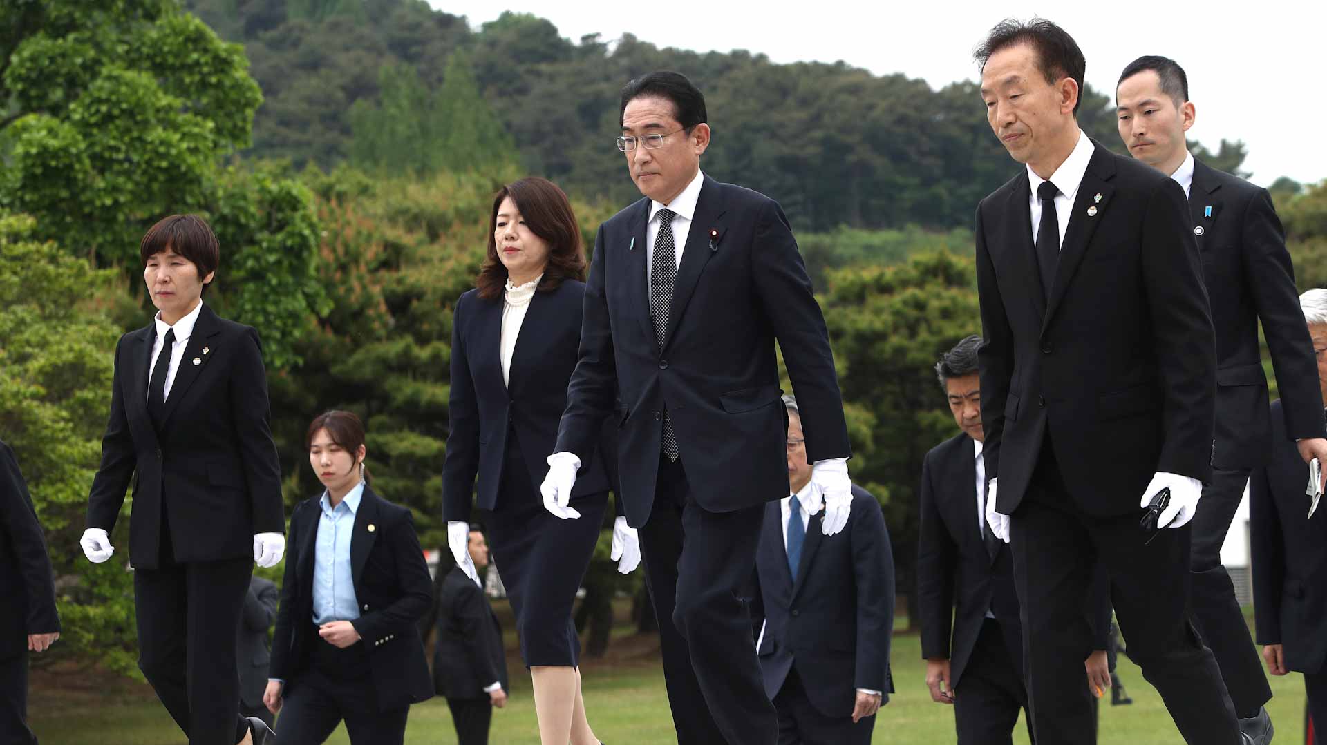 Image for the title: Japan's prime minister arrives in South Korea for historic talks 