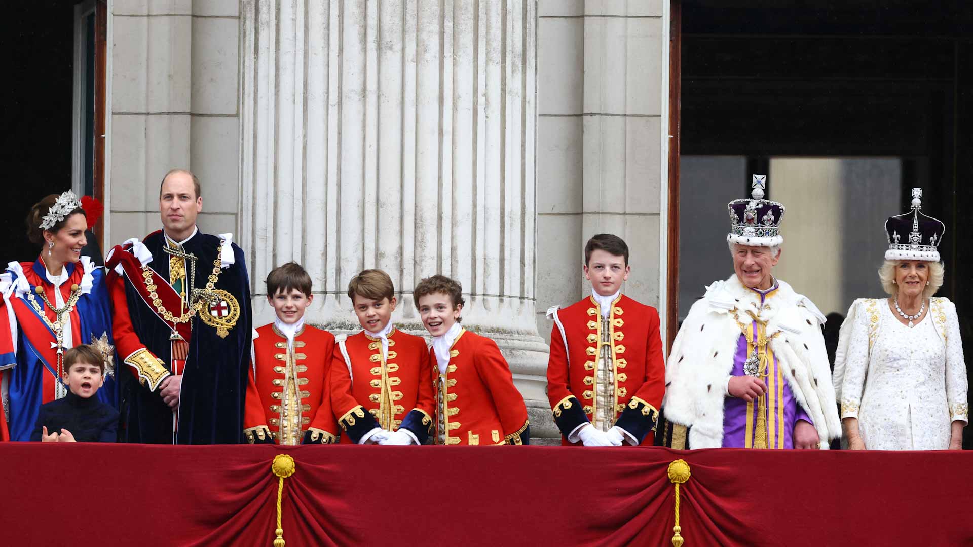 صورة بعنوان: في غياب هاري.. الملك تشارلز يلوح من شرفة قصر بكنغهام  