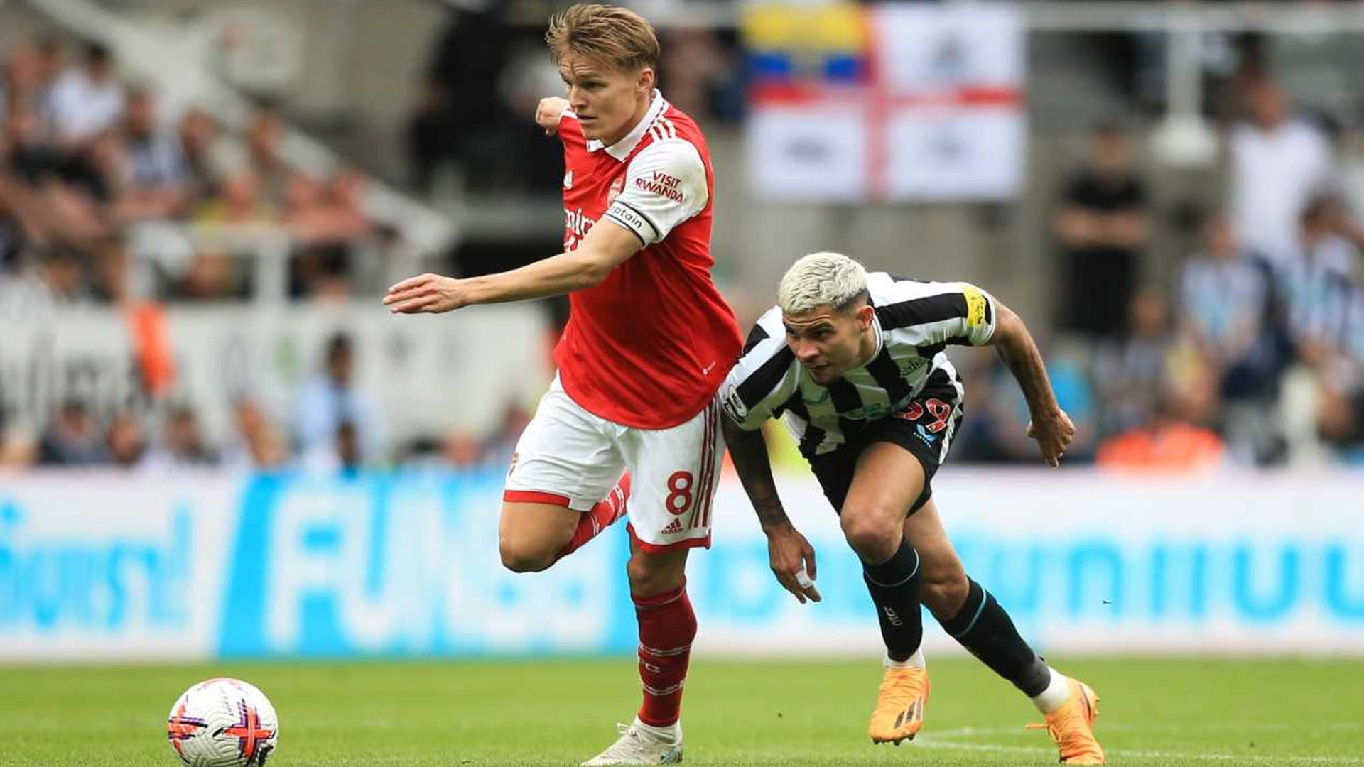 Image for the title: Arsenal beat Newcastle 2-0 to stay in title hunt 