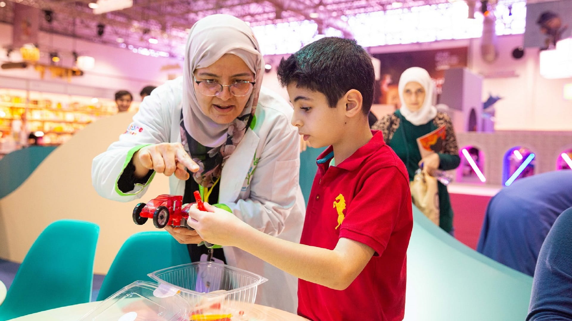 صورة بعنوان: صغار مهرجان الشارقة القرائي يصنعون سيارات تعمل بالطاقة الشمسية  