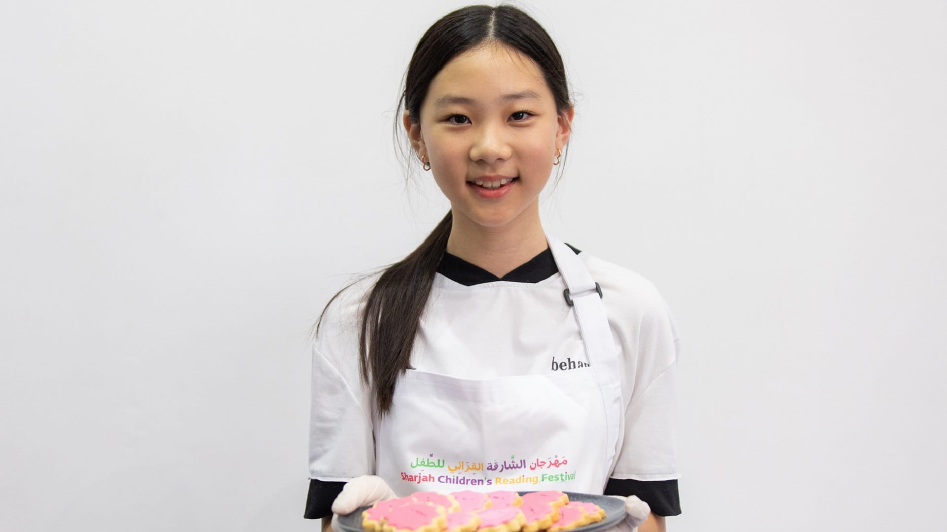 صورة بعنوان: طاهية كورية تصنع لصغار مهرجان الشارقة القرائي "رقائق الكوكيز" 