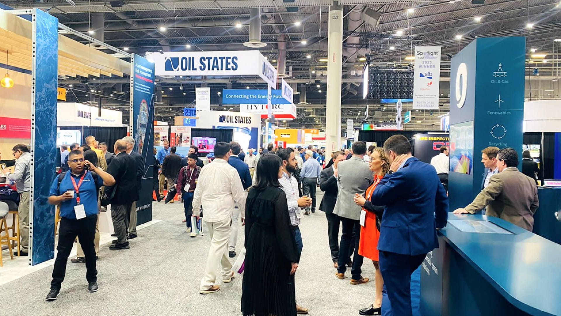 صورة بعنوان: حرة الحمرية تعرض حوافزها بمعرض تكنولوجيا الحقول البحرية في تكساس 