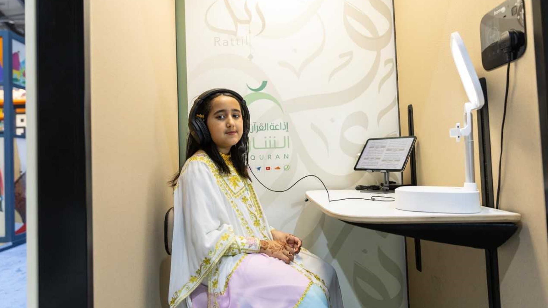 صورة بعنوان: "استوديو رتل" يمنح تجربة فريدة لزوار "الشارقة القرائي" 