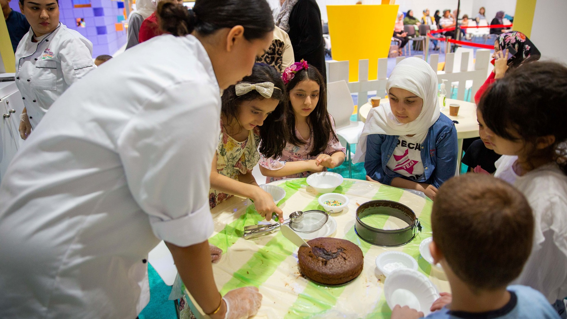 صورة بعنوان: "كعكة الكاكاو" تجمع صغار المهرجان القرائي على المتعة والابتكار 