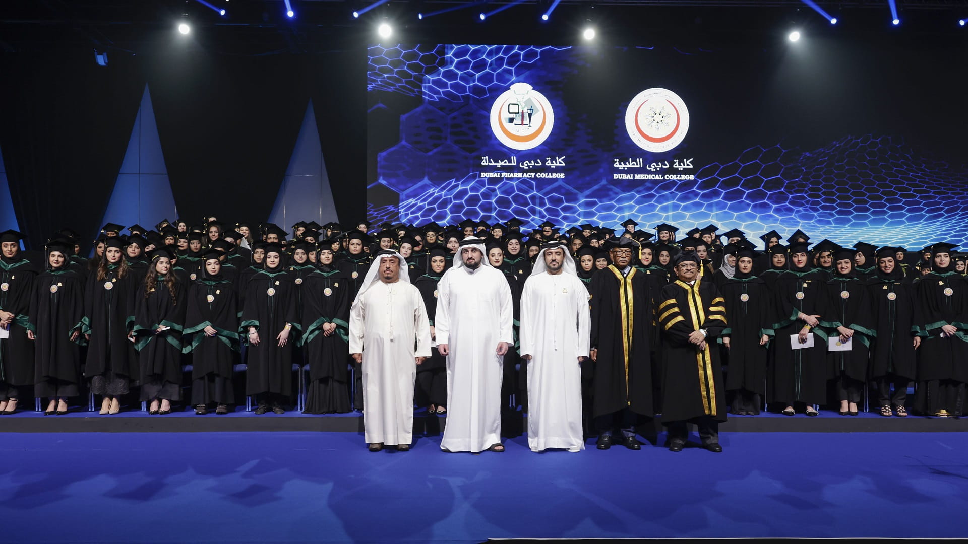 صورة بعنوان: أحمد بن محمد يشهد تخريج دفعتين من "دبي الطبية" و"دبي للصيدلة" 