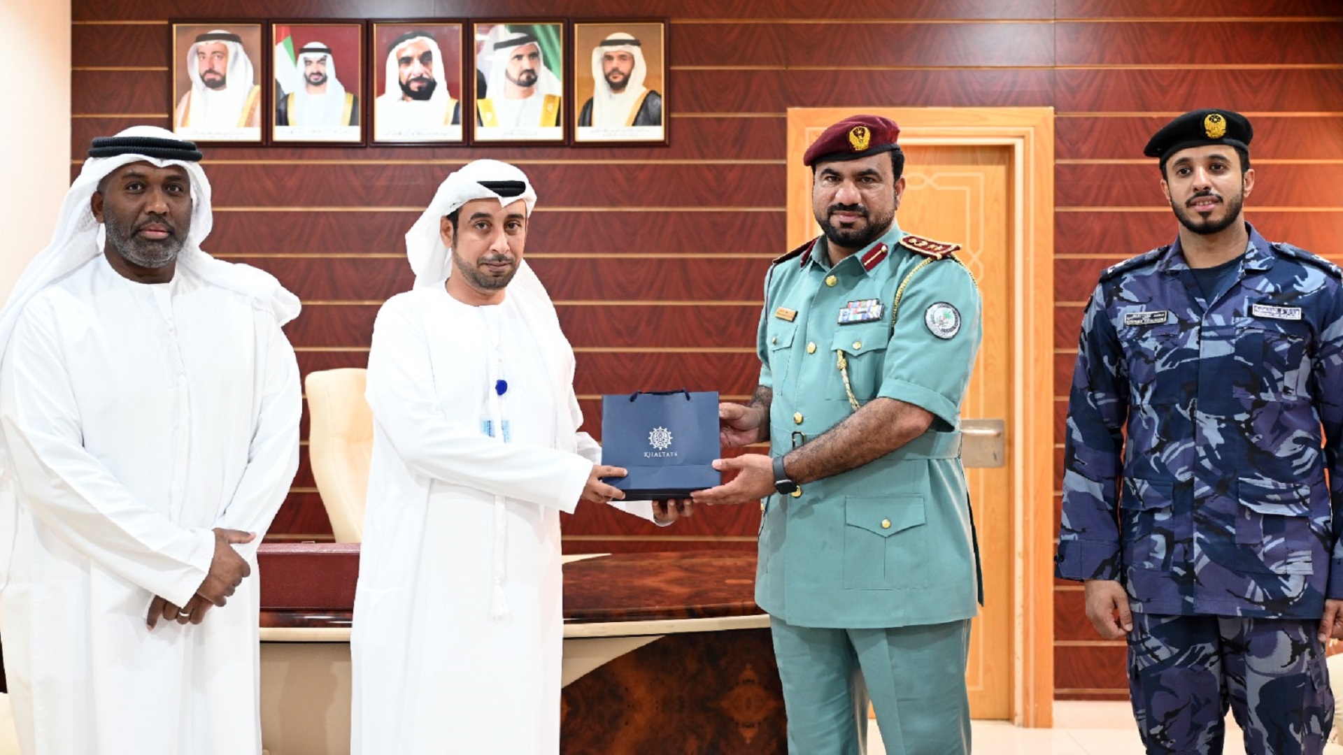 صورة بعنوان: شرطة الشارقة تُكرّم موظفين بإدارتي المنطقتين الشرقية والوسطى  