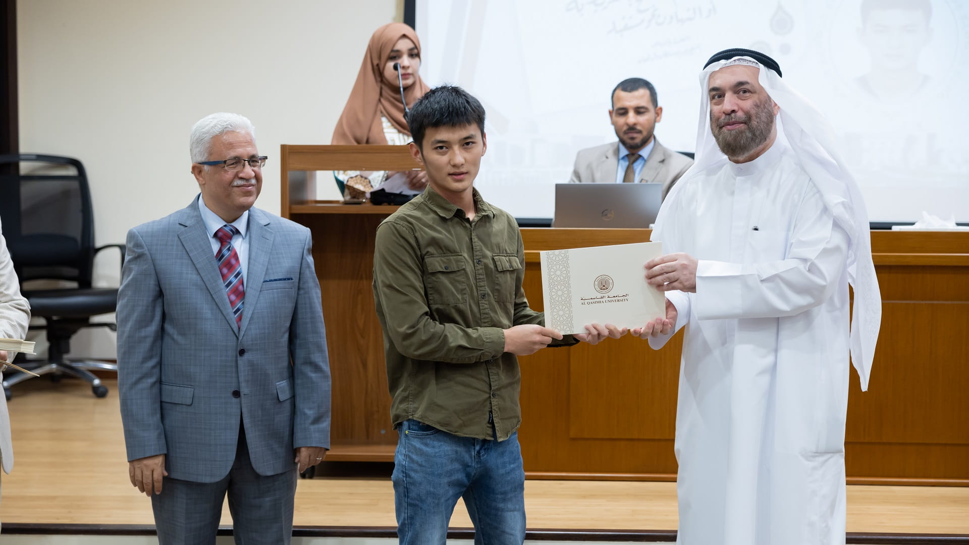 صورة بعنوان: الجامعة القاسمية تُكرّم الطلبة الفائزين بمسابقاتها الثقافية 