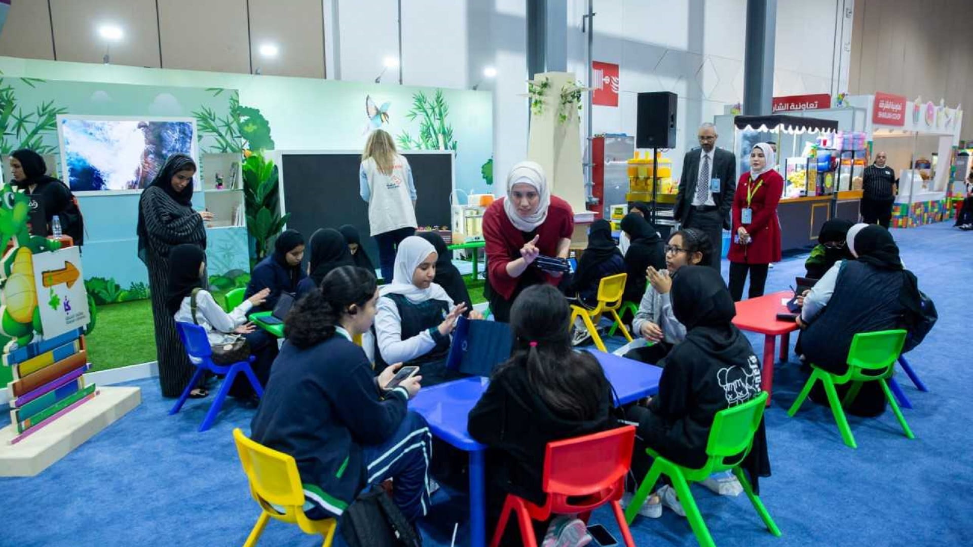 صورة بعنوان: أطفال "الشارقة القرائي للطفل" يصنعون تحفة فنية بمواد مستدامة 