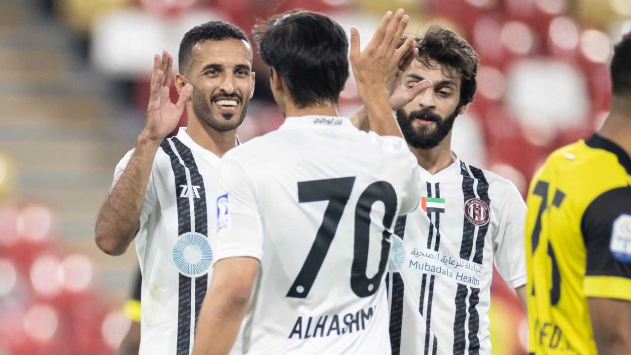 صورة بعنوان: الجزيرة يفوز على اتحاد كلباء بثنائية في دوري أدنوك للمحترفين 