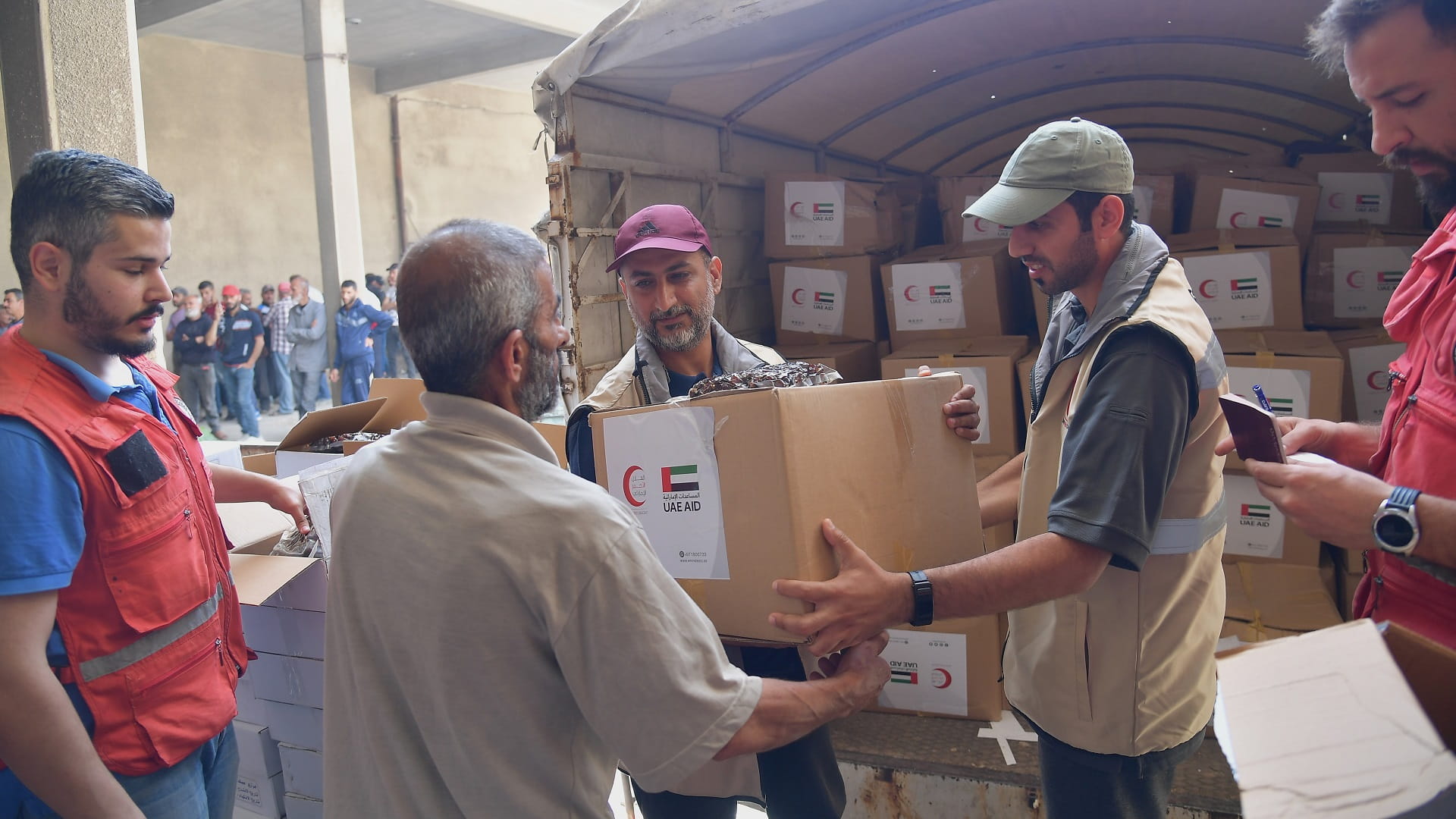 Image for the title: ERC provides Latakia cleaners with food and clothing 