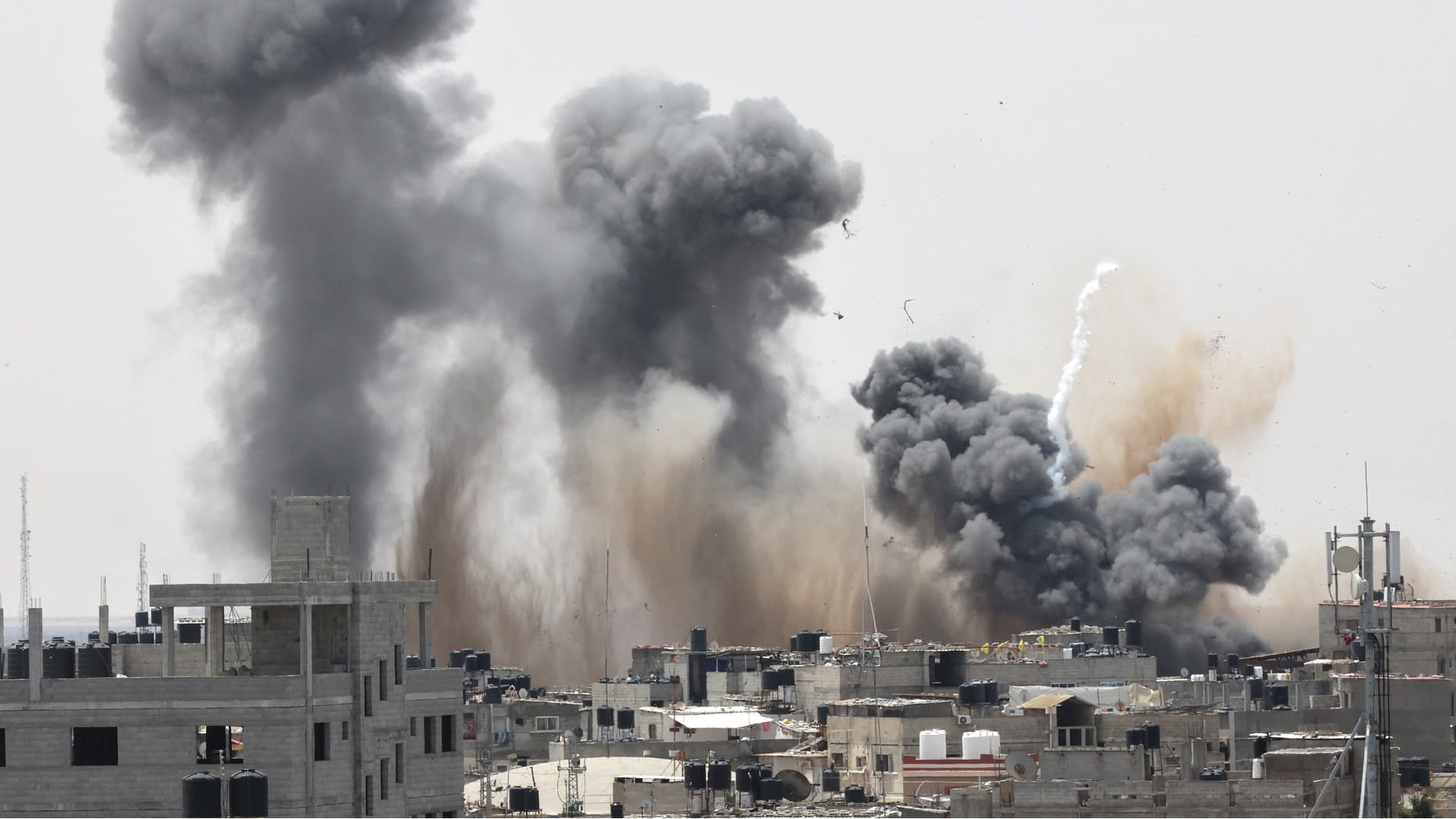 Image for the title: Fierce Gaza fighting renews as truce hopes fade 