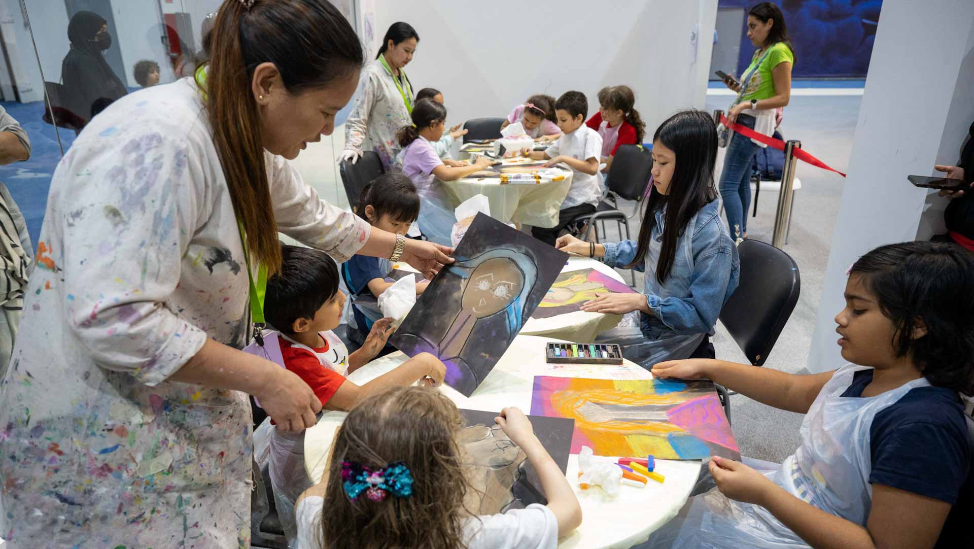 صورة بعنوان: أسلوب الرسام "موديلياني" يلهم أطفال "القرائي" لتعلم فن البورتريه  