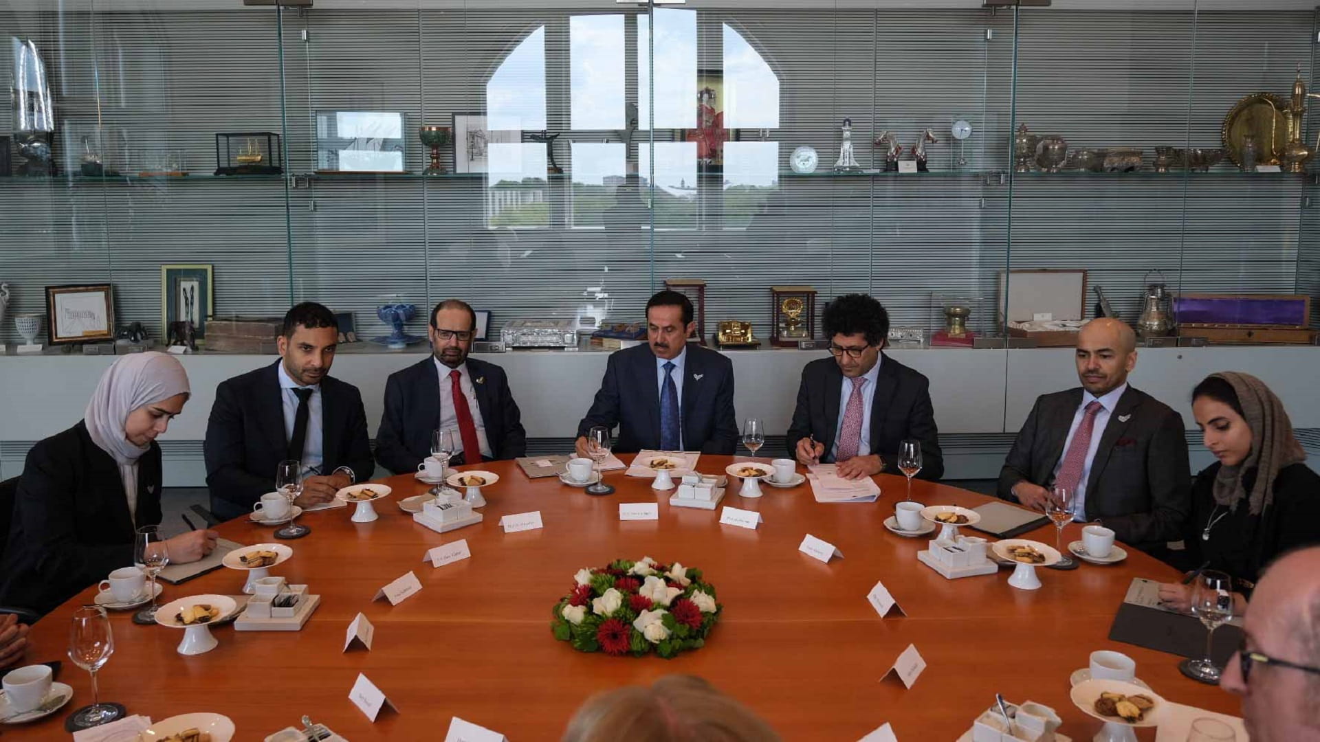 صورة بعنوان: صقر غباش يعقد جلسة مباحثات مع رئيسة البوندستاغ الألماني 