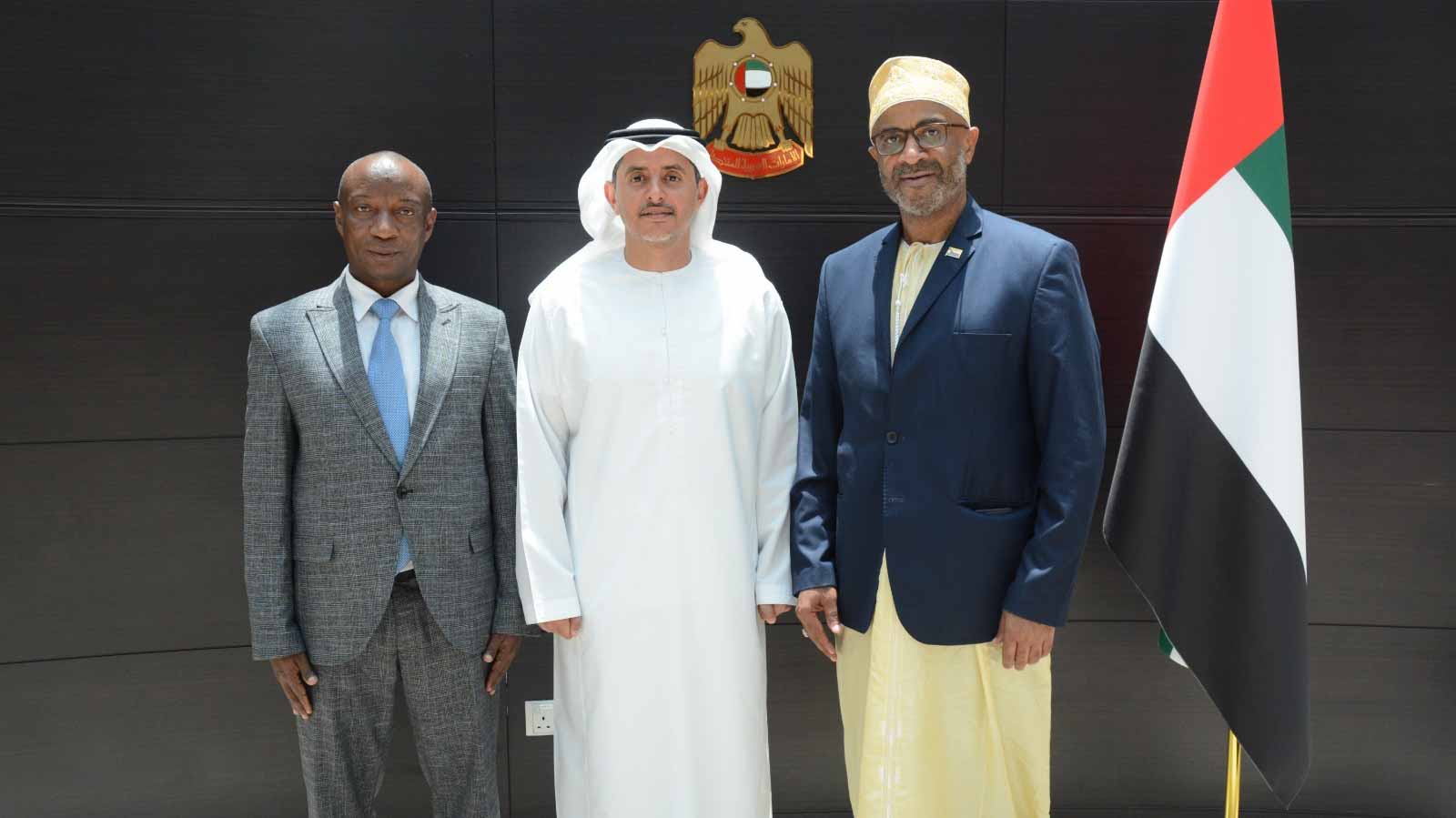 صورة بعنوان: "الخارجية" تتسلم البراءة القنصلية لقنصل عام جمهورية القمر المتحدة 