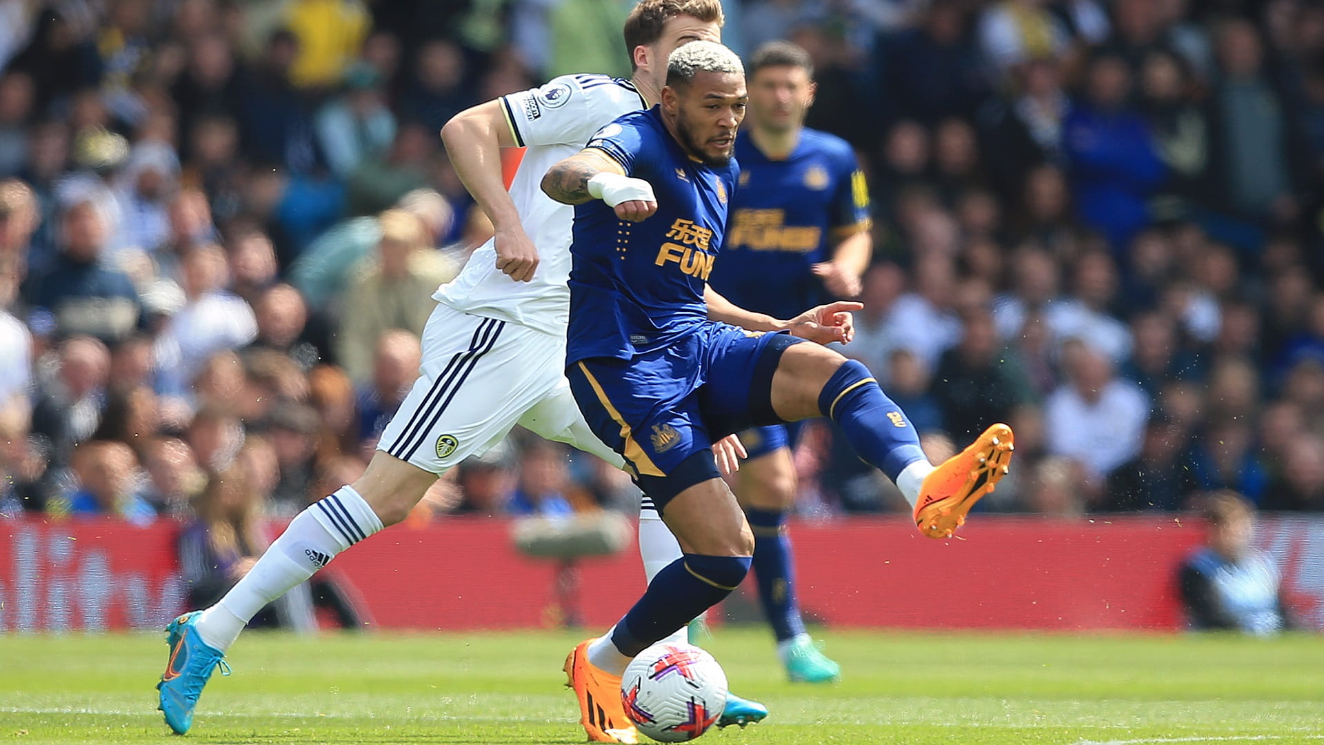 صورة بعنوان: ليدز يخطف تعادلاً ثميناً من نيوكاسل بالدوري الإنجليزي 