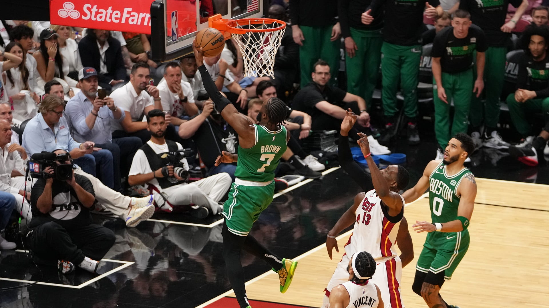 صورة بعنوان: سلتيكس يبقي على آماله في التأهل لنهائي دوري السلة الأميركي 