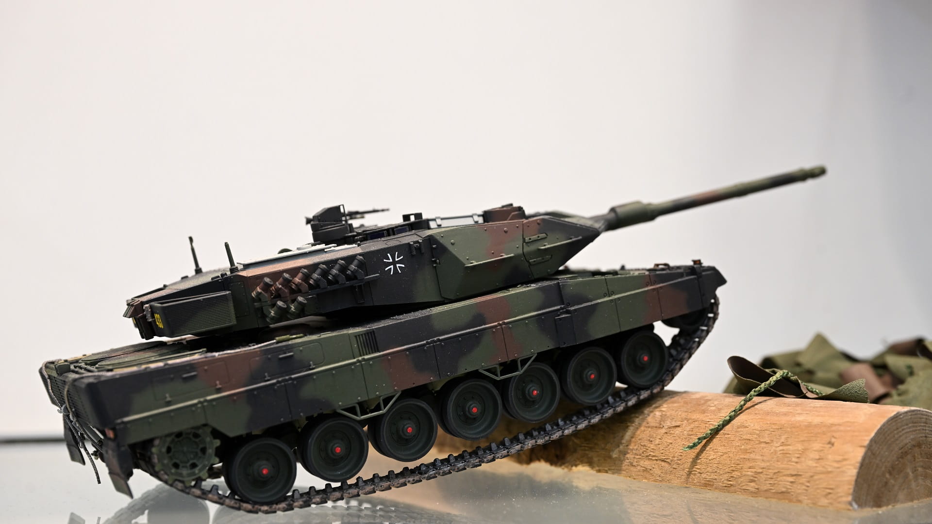 Image for the title: Germany to provide 2.7 bn euro military aid package to Ukraine 