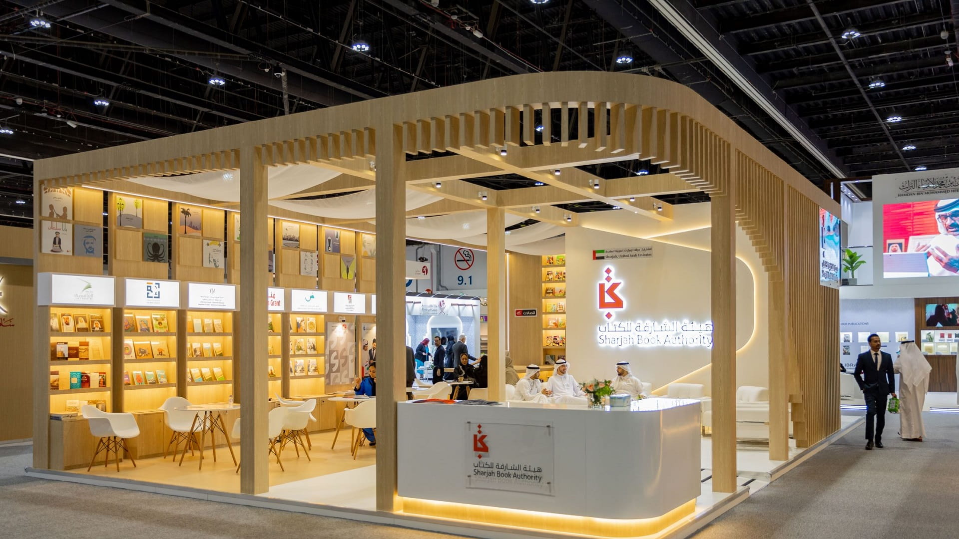 صورة بعنوان: "الشارقة للنشر" توقع عقوداً مع 10 دور نشر من السويد ومصر والجزائر 