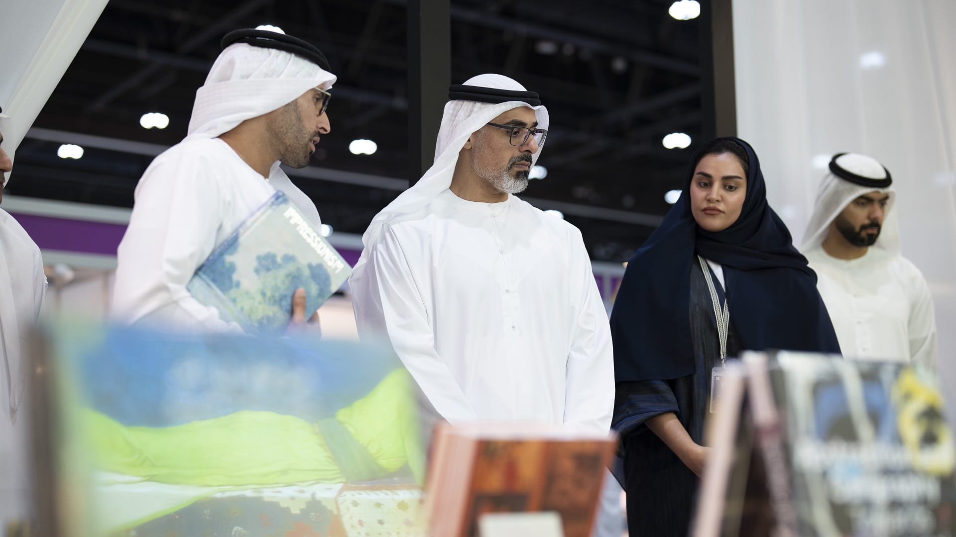 صورة بعنوان: خالد بن محمد بن زايد يزور معرض أبوظبي الدولي للكتاب 