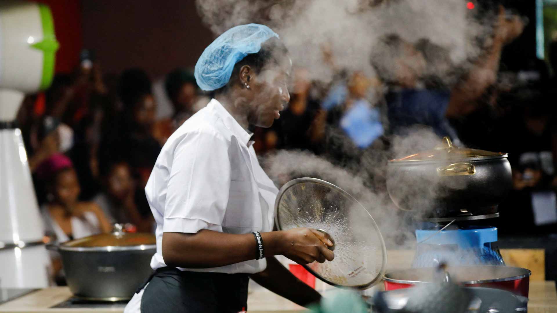 صورة بعنوان: نيجيرية تحاول تحطيم الرقم القياسي في الطهي المتواصل بـ 100 ساعة 