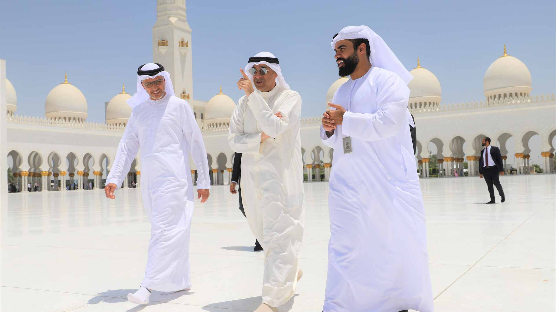 صورة بعنوان: الأمين العام لمجلس التعاون الخليجي يزور جامع الشيخ زايد الكبير 