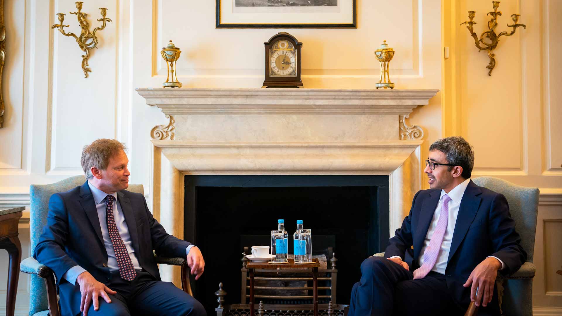 صورة بعنوان: عبد الله بن زايد يلتقي وزير الأعمال والطاقة في المملكة المتحدة 