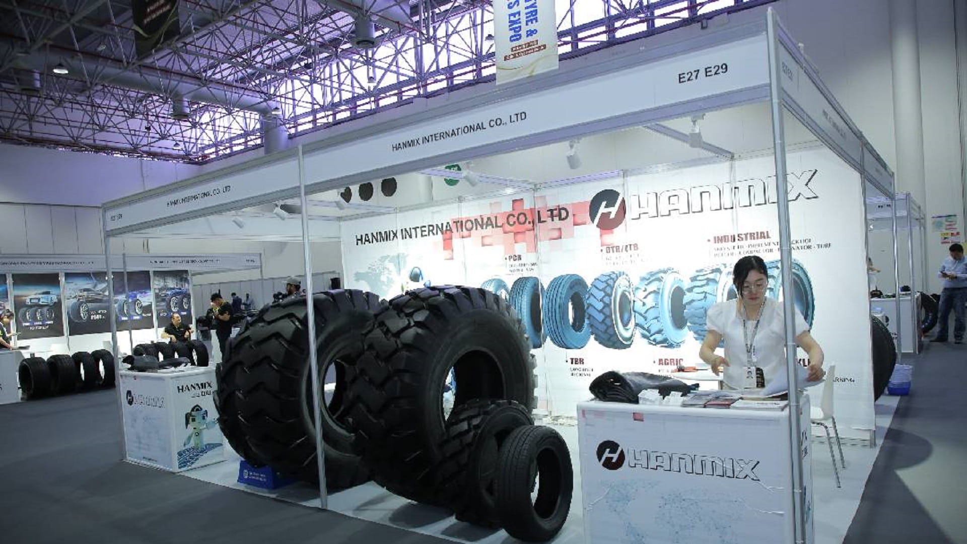 صورة بعنوان: "الإمارات للإطارات الصينية" يستعرض ابتكارات المصانع بإكسبو الشارقة 