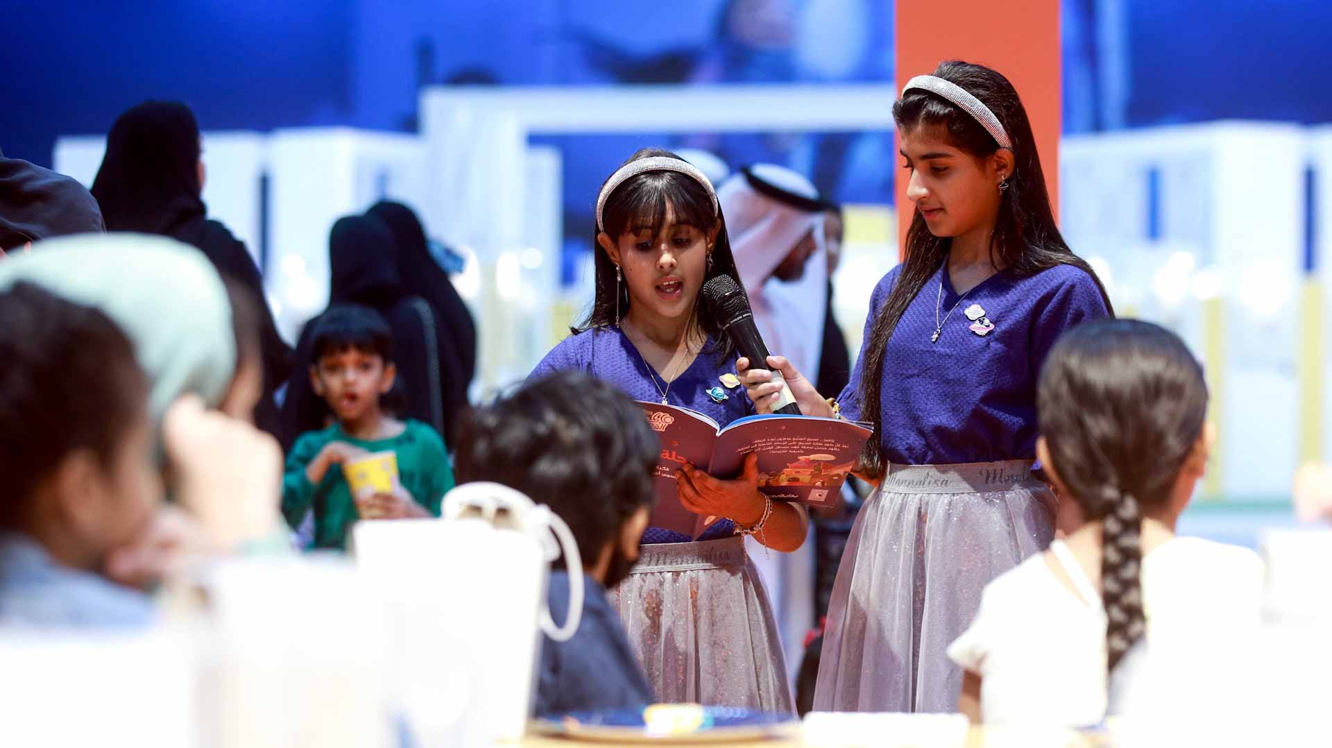 صورة بعنوان: "ربع قرن" تجذب أنظار اليافعين في مهرجان الشارقة القرائي للطفل 