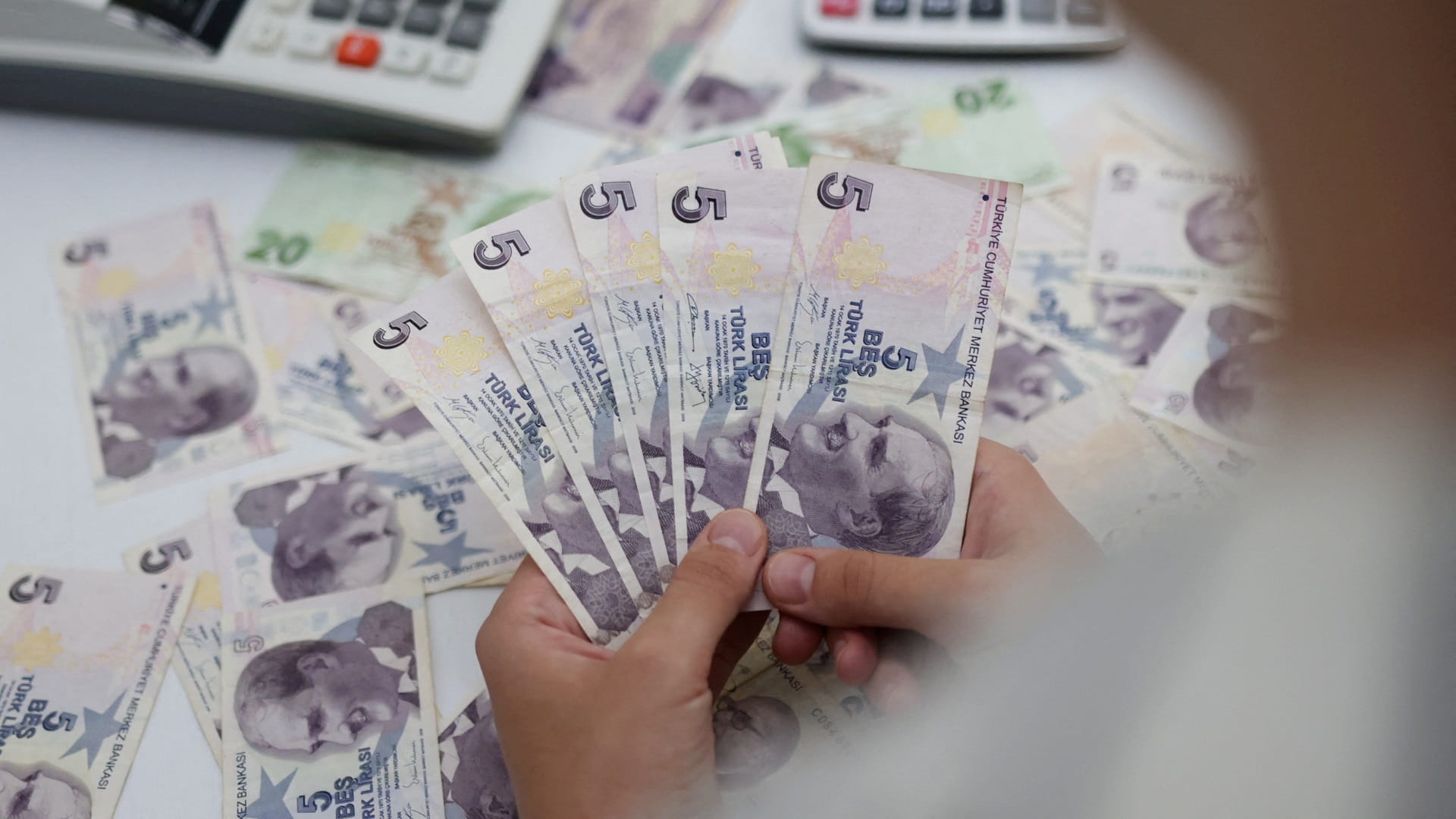 صورة بعنوان: الليرة التركية تهوي إلى مستوى قياسي أمام الدولار  