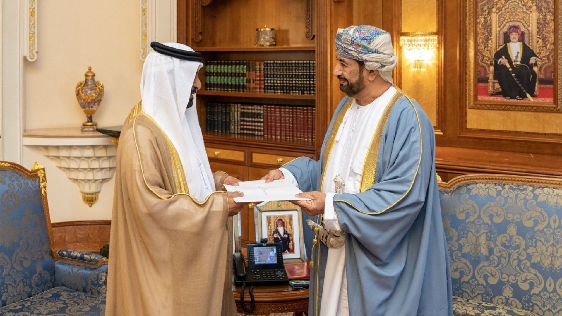 صورة بعنوان: رئيس الدولة يبعث رسالة خطية لسلطان عُمان تتضمن دعوة لحضور  COP28 