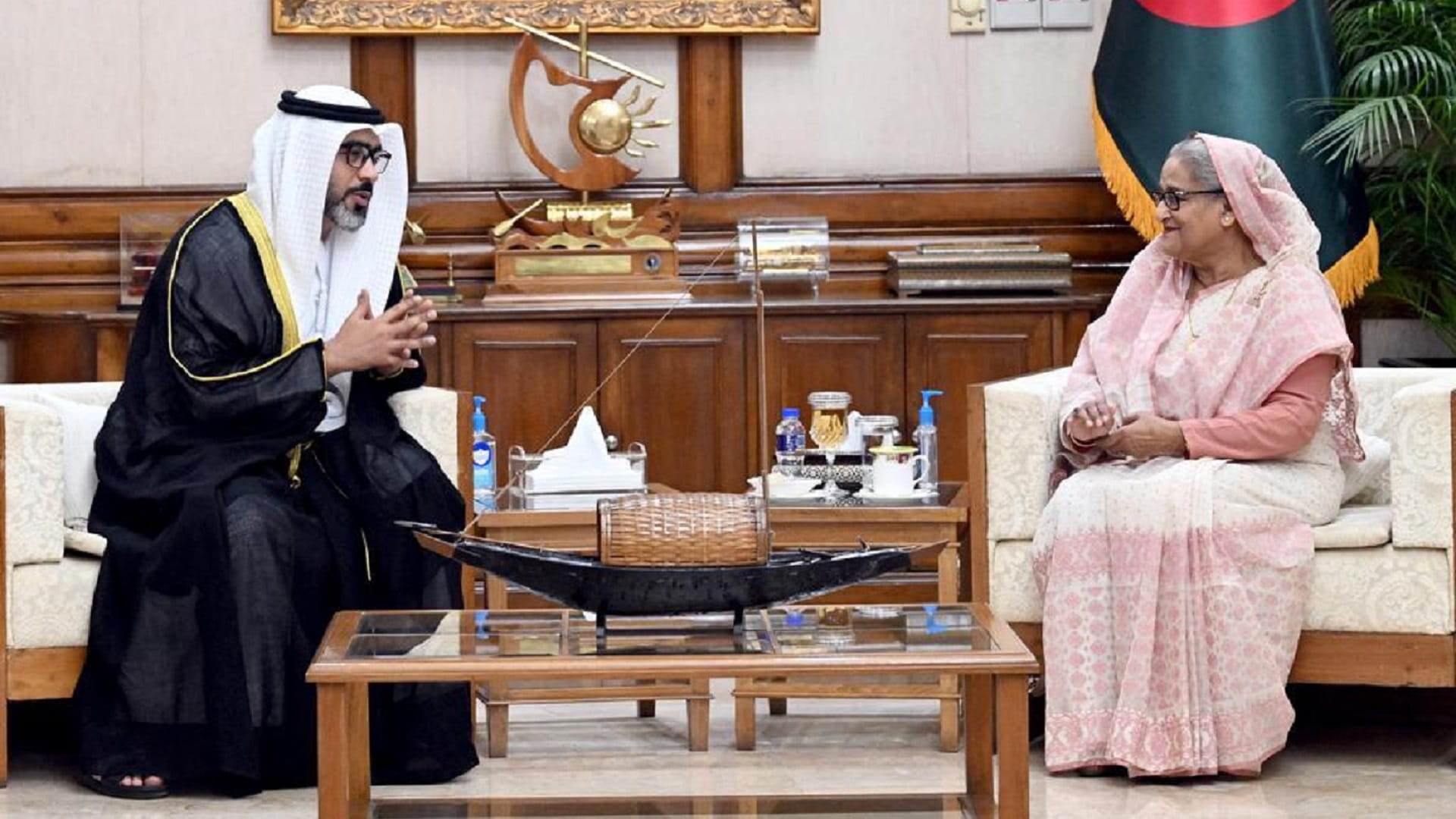 صورة بعنوان: محمد بن راشد يبعث دعوة لرئيسة وزراء بنغلادش للمشاركة في  COP28 