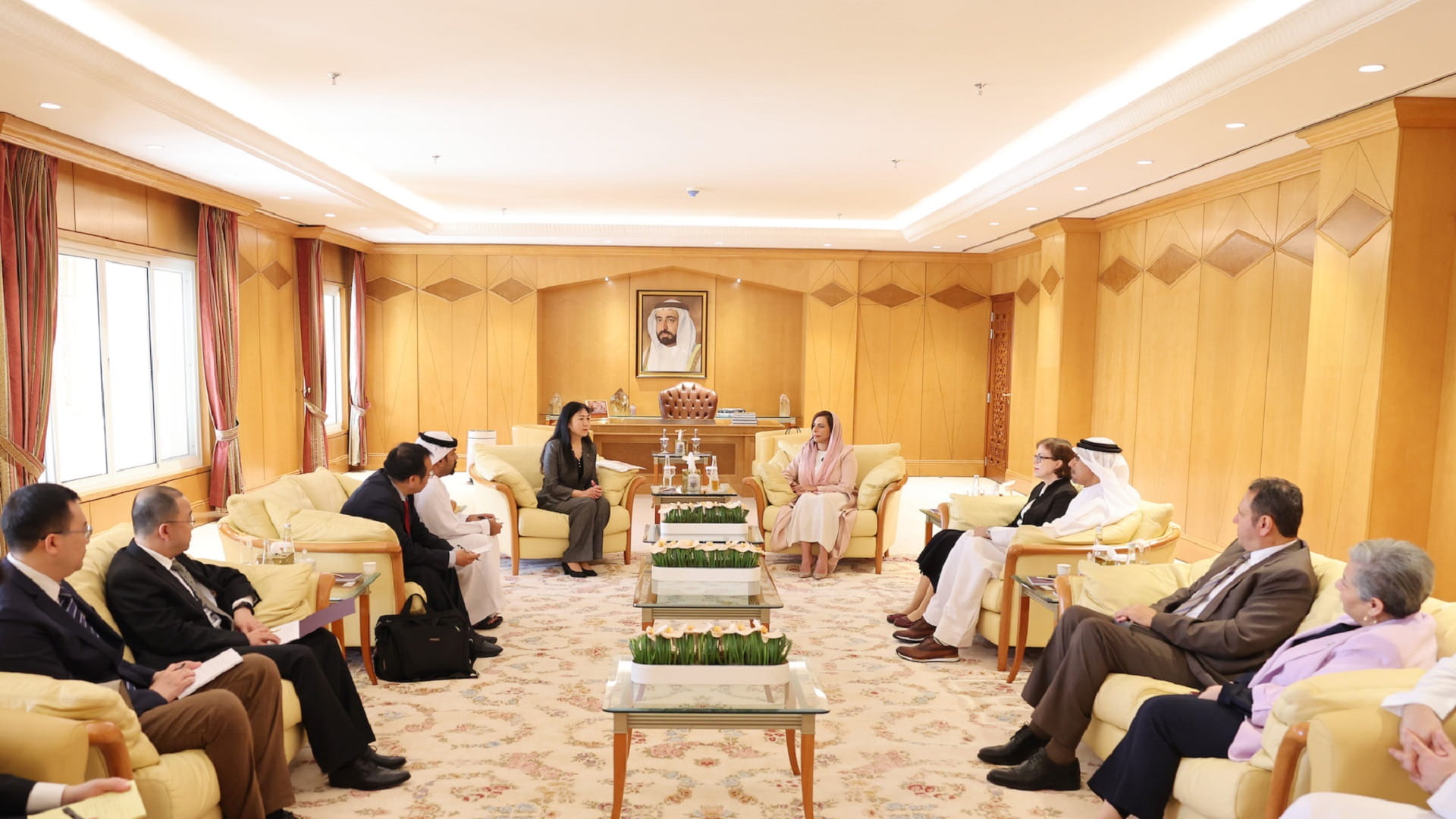 صورة بعنوان: بدور القاسمي تبحث فرص التعاون بين "أميركية الشارقة" وجامعة بكين 