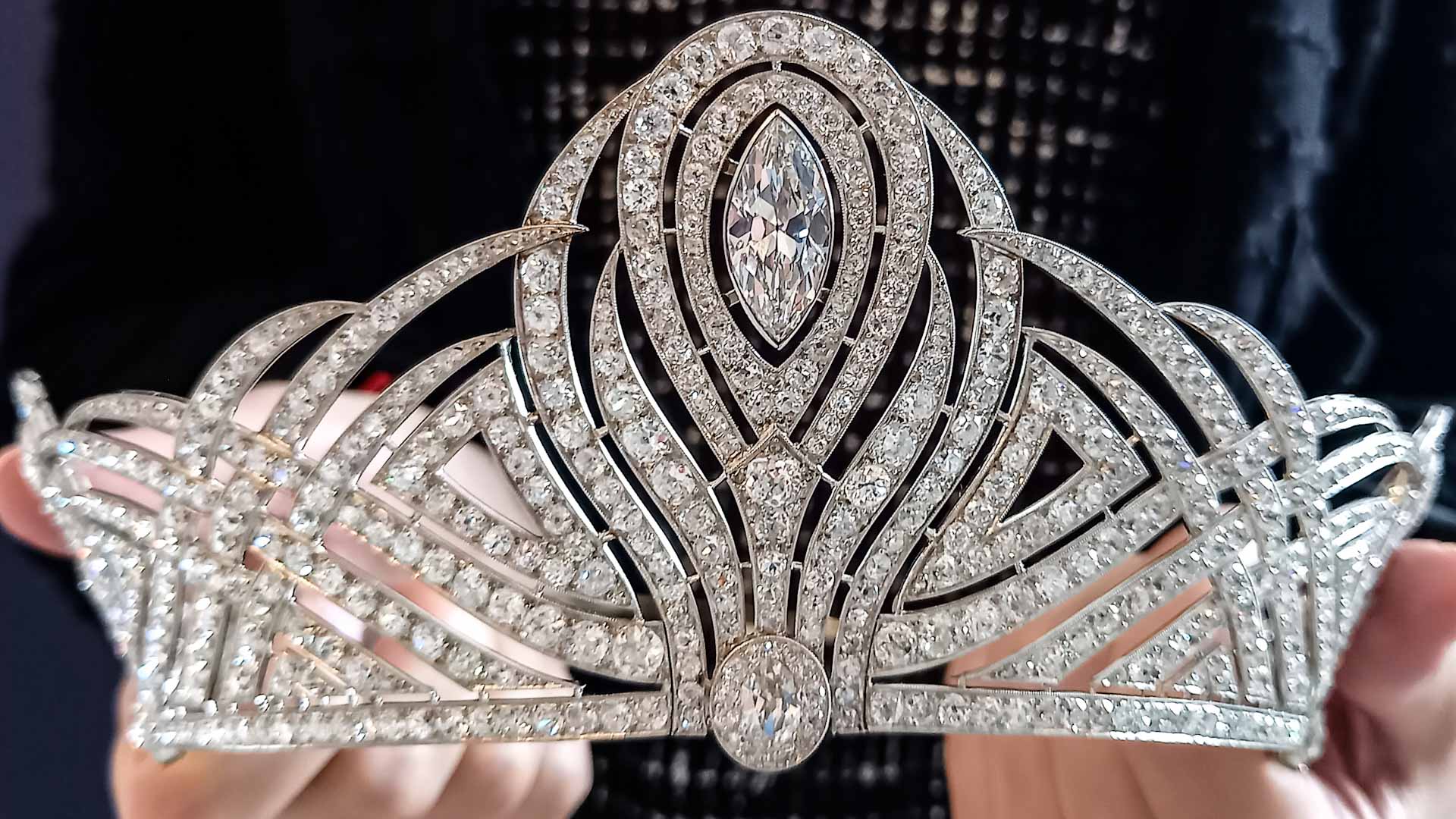 صورة بعنوان: ختامها مسك..بيع تاج مرصع بالألماس يسدل الستار عن مزاد مجوهرات جنيف 