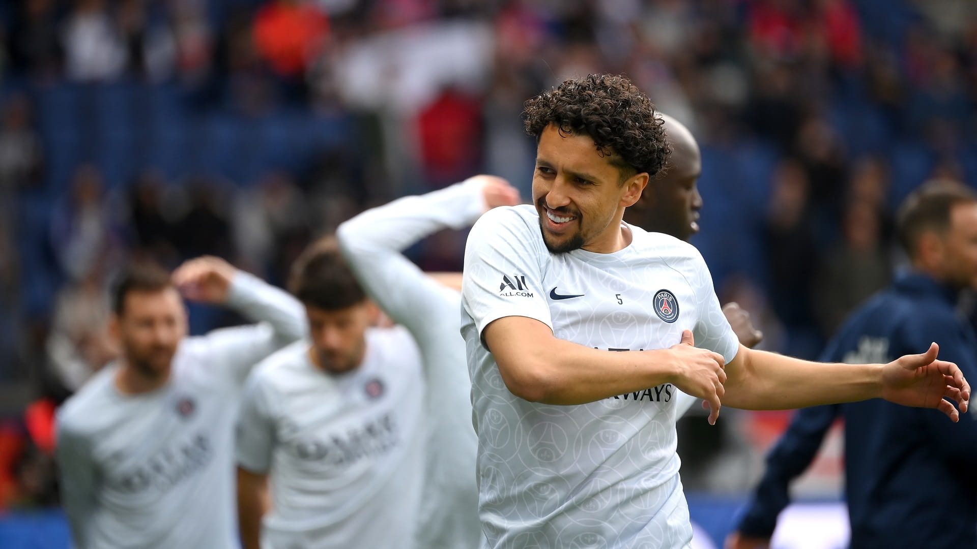 صورة بعنوان: باريس سان جيرمان يجدد عقد المدافع البرازيلي ماركينيوس 