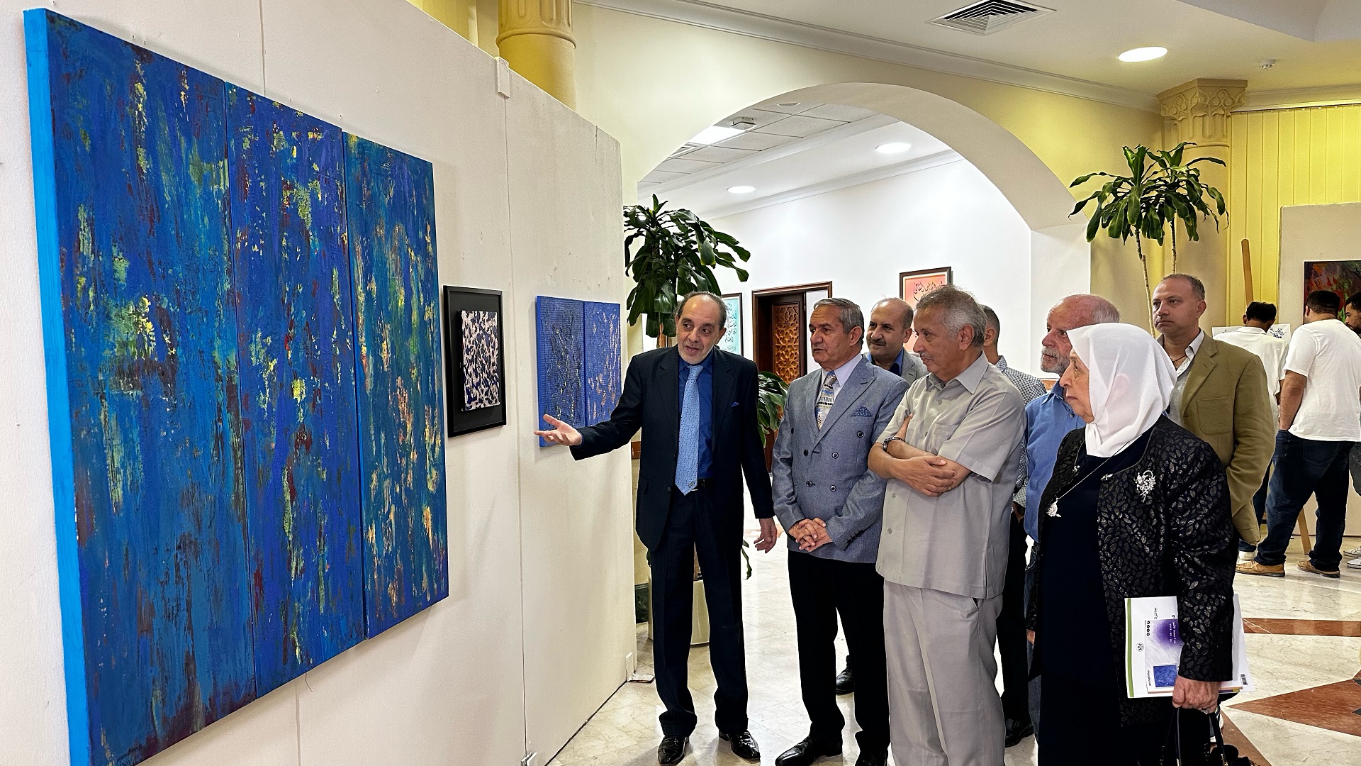 صورة بعنوان: 30 لوحة تقدم "حالات لونية" في النادي الثقافي العربي بالشارقة 