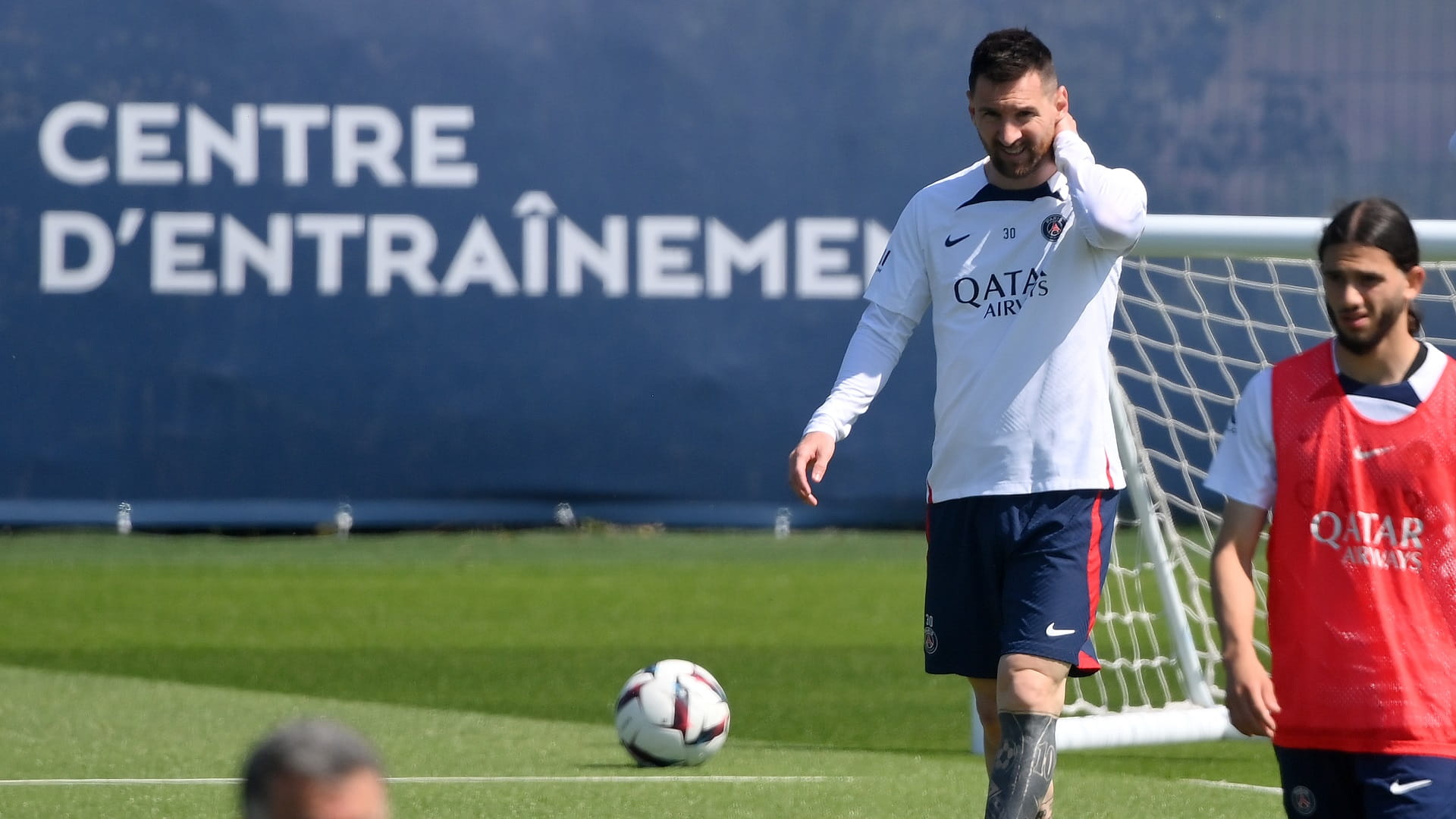 صورة بعنوان: باريس سان جيرمان يؤكد رحيل النجم ميسي 